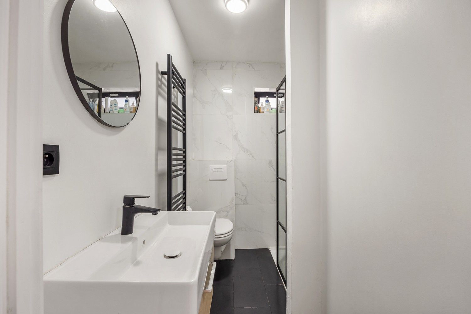 Instapklare, volledig gerenoveerde woning met hoge plafonds en zonnige tuin (±100m²) in hartje Hemiksem foto 13