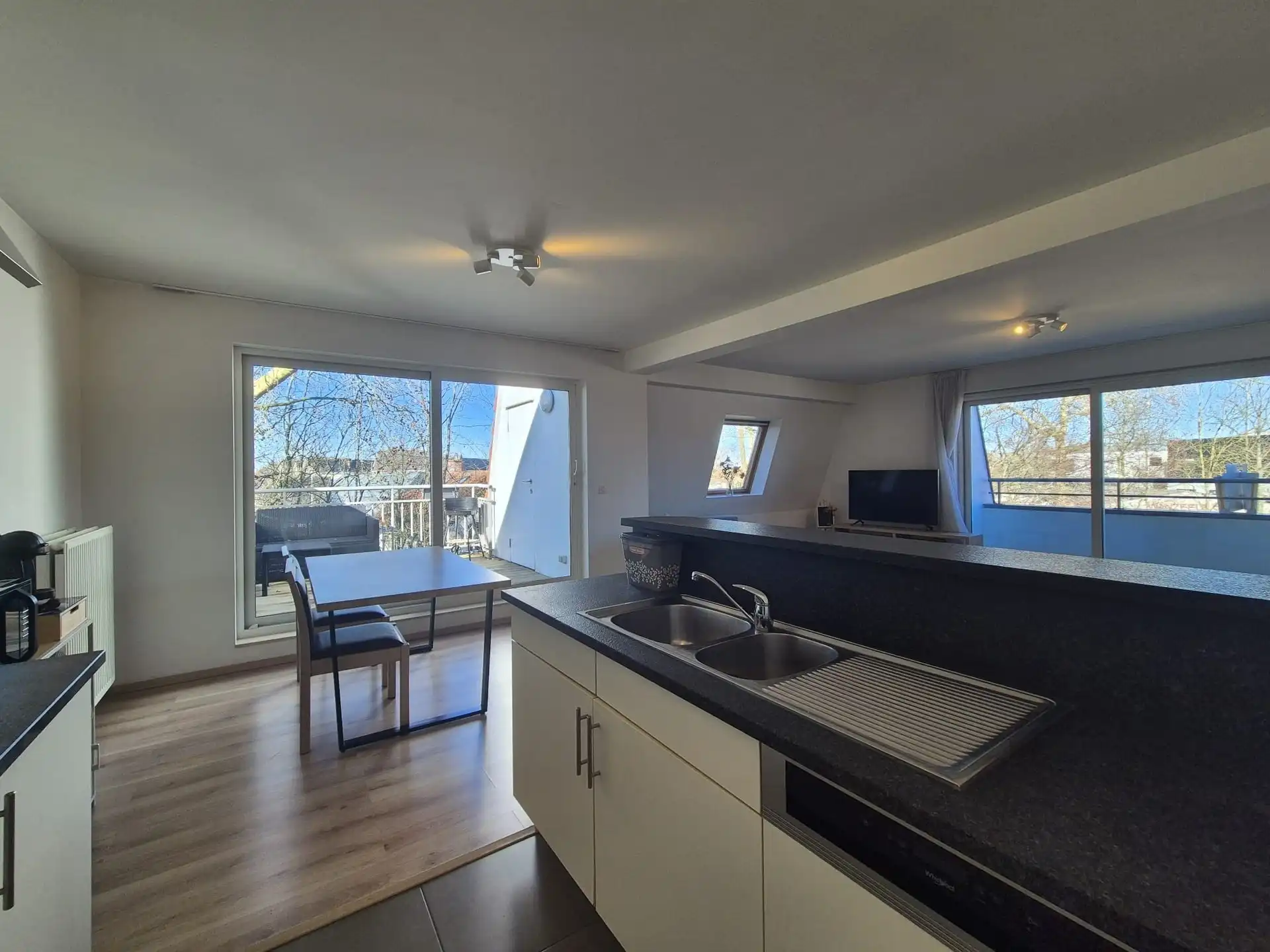 Residentieel en in afgesloten privé domein gelegen instapklaar ruim appartement. foto 9