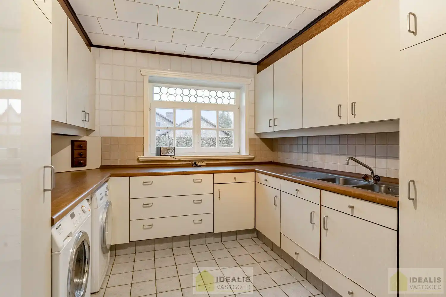 IDEALIS VASTGOED – ROYALE, INSTAPKLARE EN ZEER GOED ONDERHOUDEN GEZINSWONING OP EEN RUIM EN RUSTIG PERCEEL VAN 44A 33CA MET 5 KNAPPE SLAAPKAMERS, HEERLIJKE VERANDA, VRIJSTAANDE GARAGE EN 32 ZONNEPANELEN MÉT CERTIFICATEN ÉN ZONNEBOILER - De woning omvat maar liefst +- 265m² bewoonbare oppervlakte met ruime woonkamer, uitgeruste keuken, 5 slaapkamers, badkamer, vrijstaande garage én 32 zonnepanelen. De woning is rustig gelegen op een perceel met een opp. van 44a 33ca. foto 35