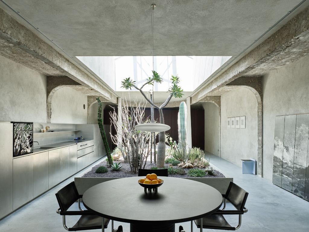 Uniqum - Architectuur tot op haar essentie. Een bijzonder doordacht brutalistisch appartement met tuin op een gegeerde locatie nabij het Sint-Pietersstation. foto 11