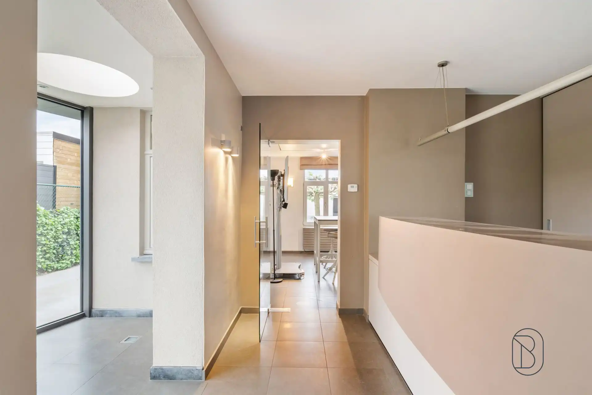 Commercieel gelegen kantoor/praktijk + woonst met atelier foto 10