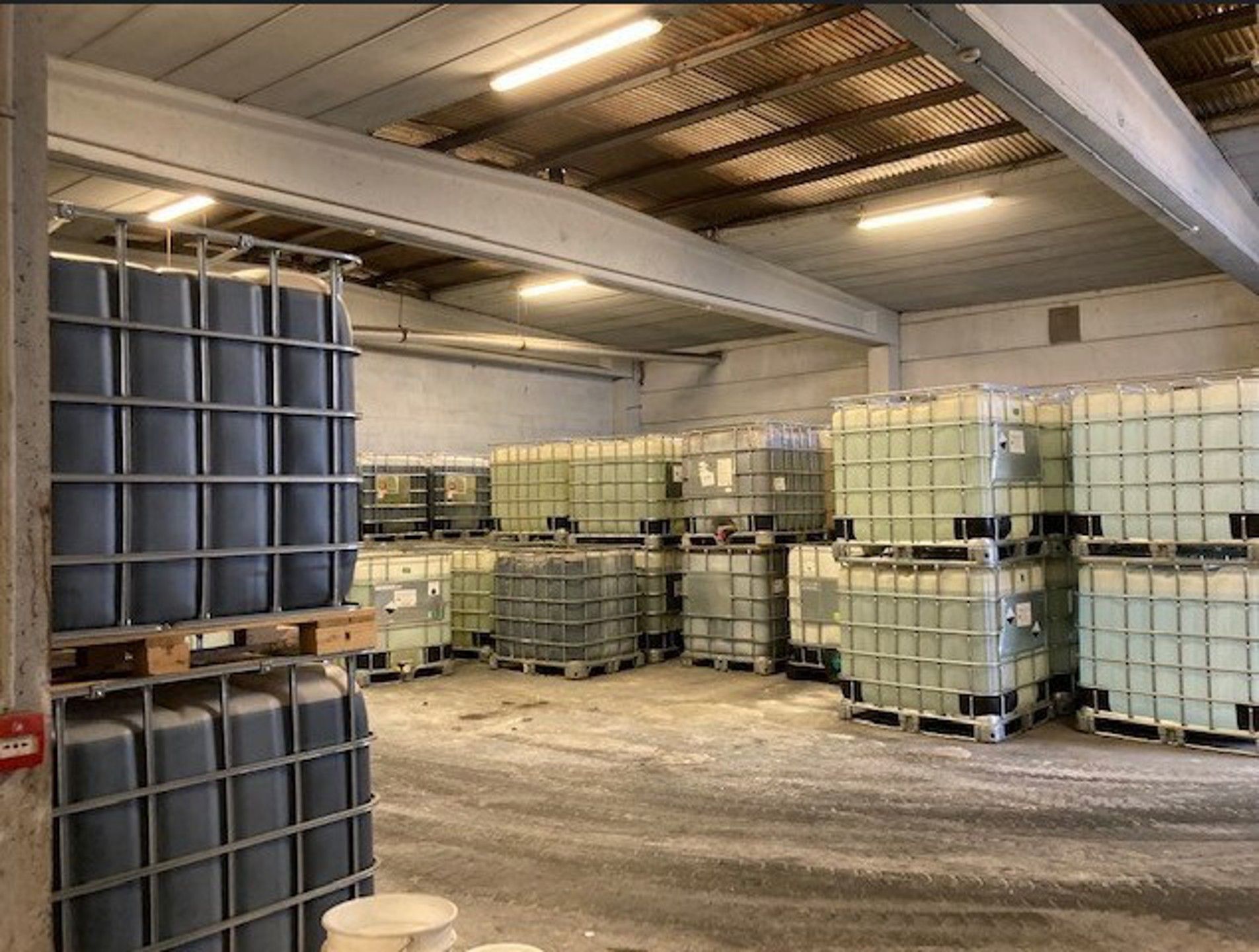 Magazijn B :  1.933m² + 2 luifels en kantoor foto {{pictureIndex}}