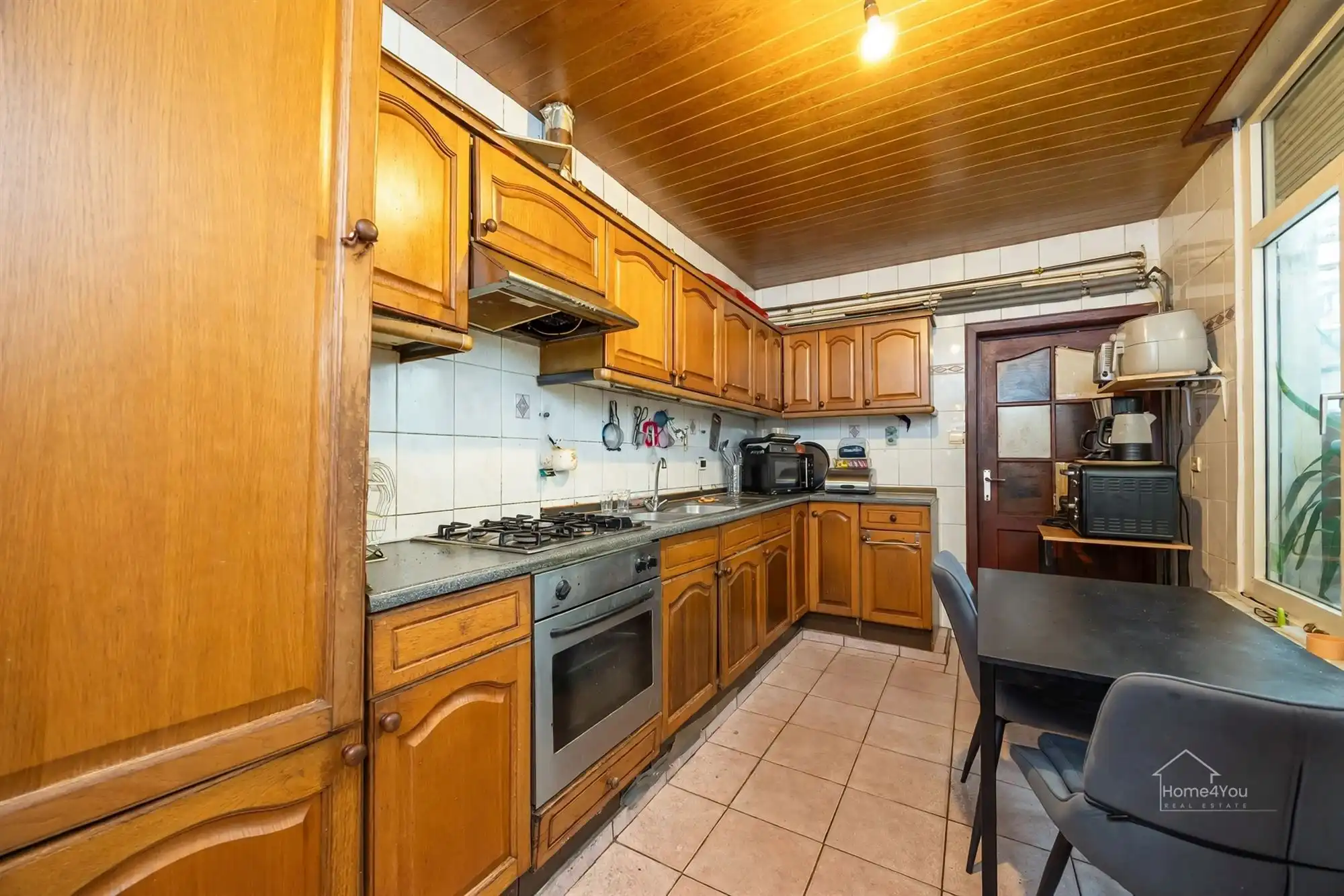 Ruime op te frissen woning met 4 slpk op bruisende locatie! foto 4