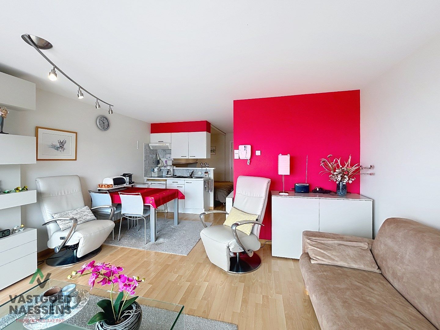 INSTAPKLARE STUDIO MET VEEL LICHTINVAL EN ZICHT OP ZEE foto 5