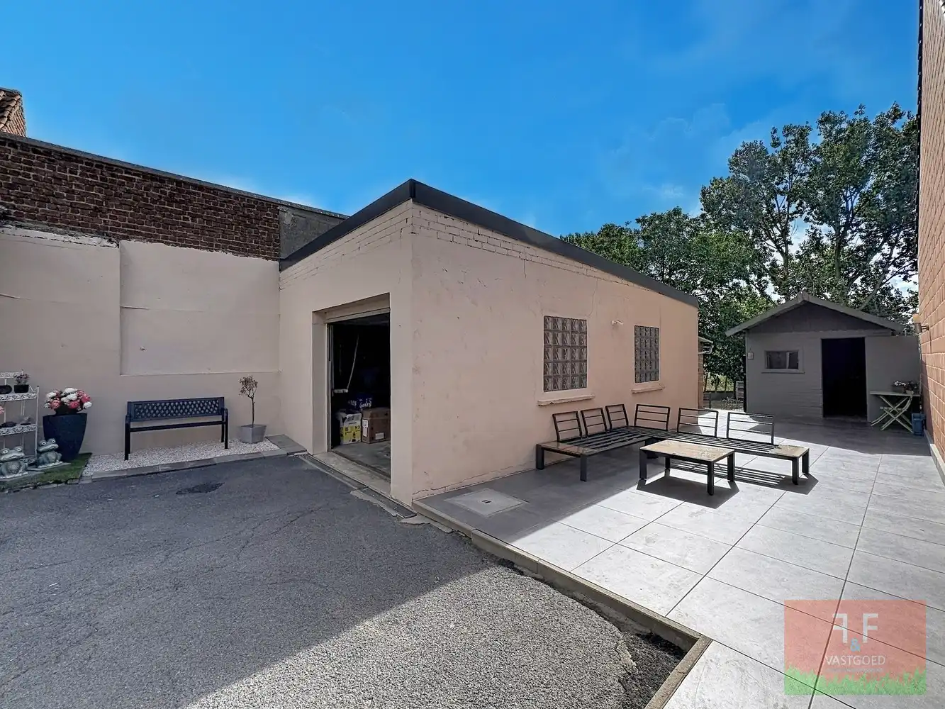 Halfopen charmante gezinswoning met 5 slaapkamers, ruime garage en Zuidgerichte tuin te Bavegem foto 24