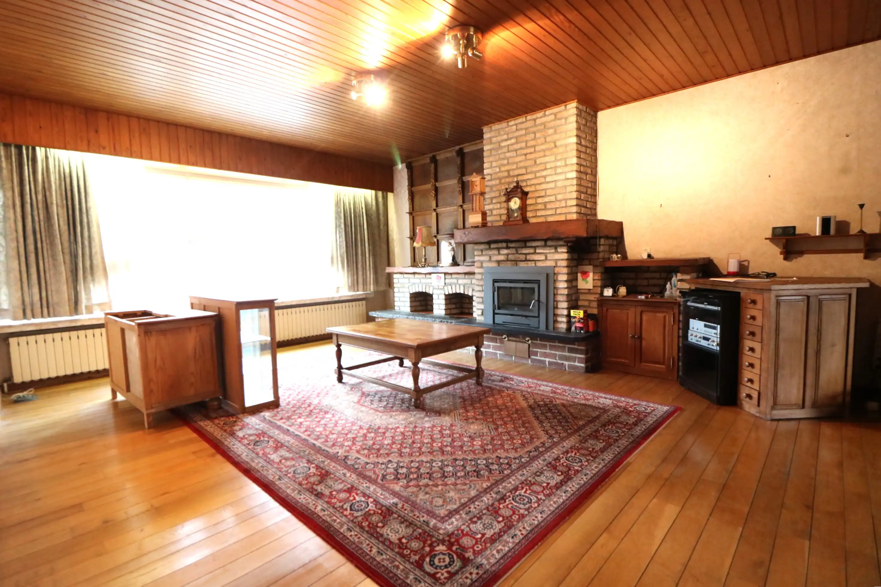  Zeer ruime woning met 5 slaapkamers, garages (8 wagens) en werkplaats. foto 3