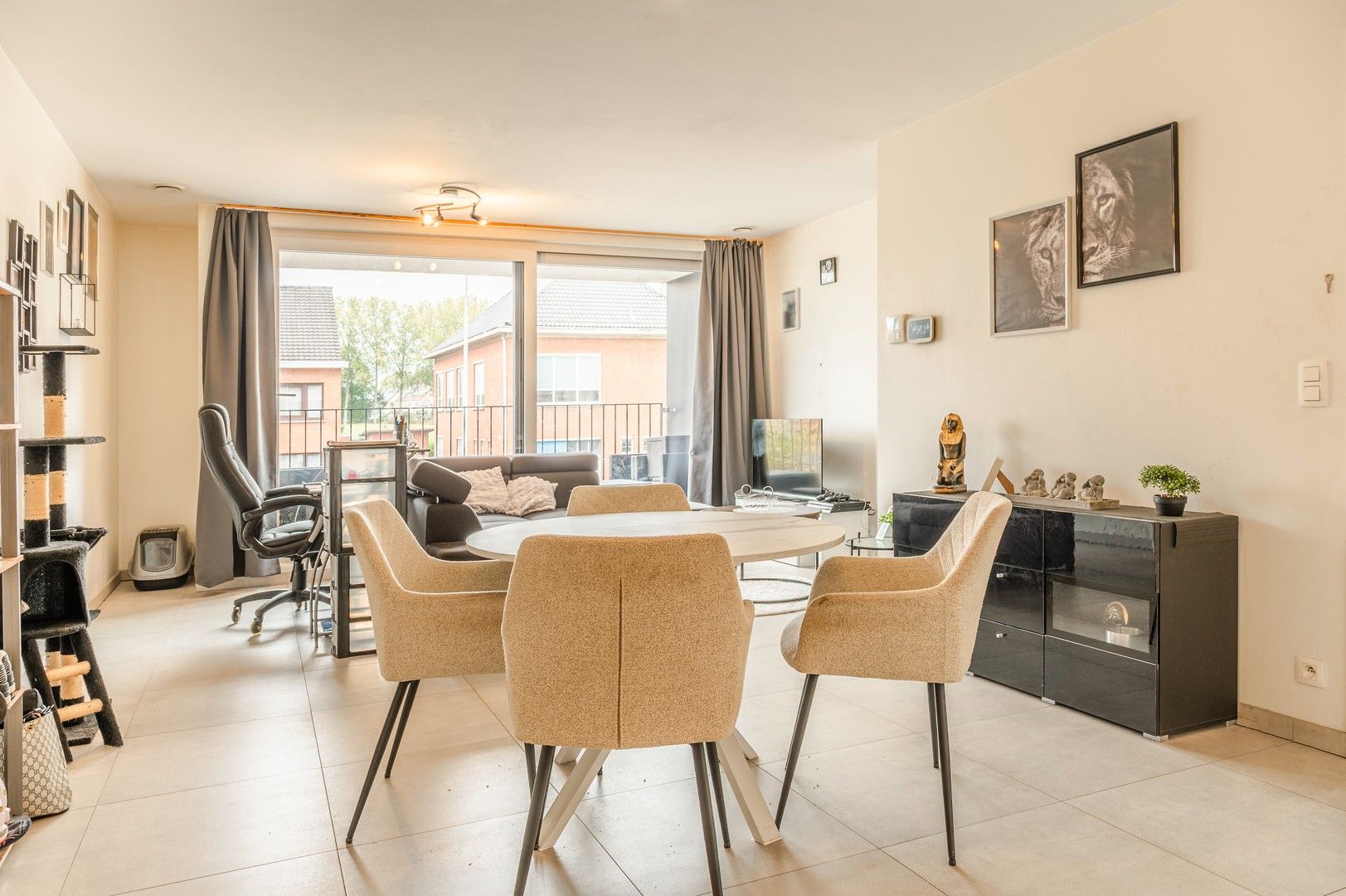 Modern 2 slaapkamer appartement met overdekte autostaanplaats foto 3
