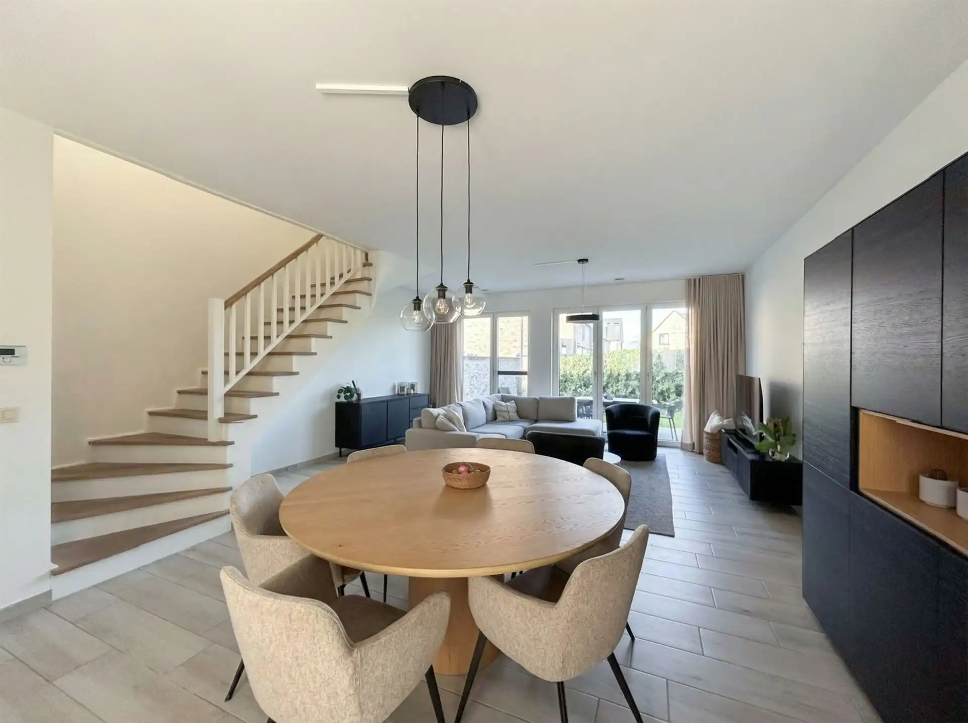 Instapklare, energiezuinige starterswoning met 2 slaapkamers, tuintje en ondergrondse parking op toplocatie in Maasmechelen! foto 3