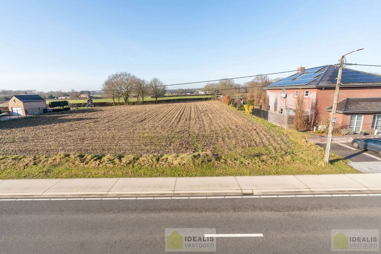 KNAPPE BOUWKAVEL (16A93CA) VOOR OPEN BEBOUWING OP EEN TOPLOCATIE, IN HET RUSTIG GELEGEN GROTE-BROGEL (PEER)! Deze bouwkavel met een oppervlakte van 16a 93ca biedt de mogelijkheid voor het bouwen van een prachtige eengezinswoning met aan de achterzijde van het perceel een prachtige vergezicht. De kavel is gelegen vlak bij de dorpskern van het gezellige Grote-Brogel en op enkele autominuten verwijderd van de centra van Peer, Kaulille, Bocholt en Bree. Ideaal voor zij die op zoek zijn naar een ruim perceel voor open bebouwing. foto 3