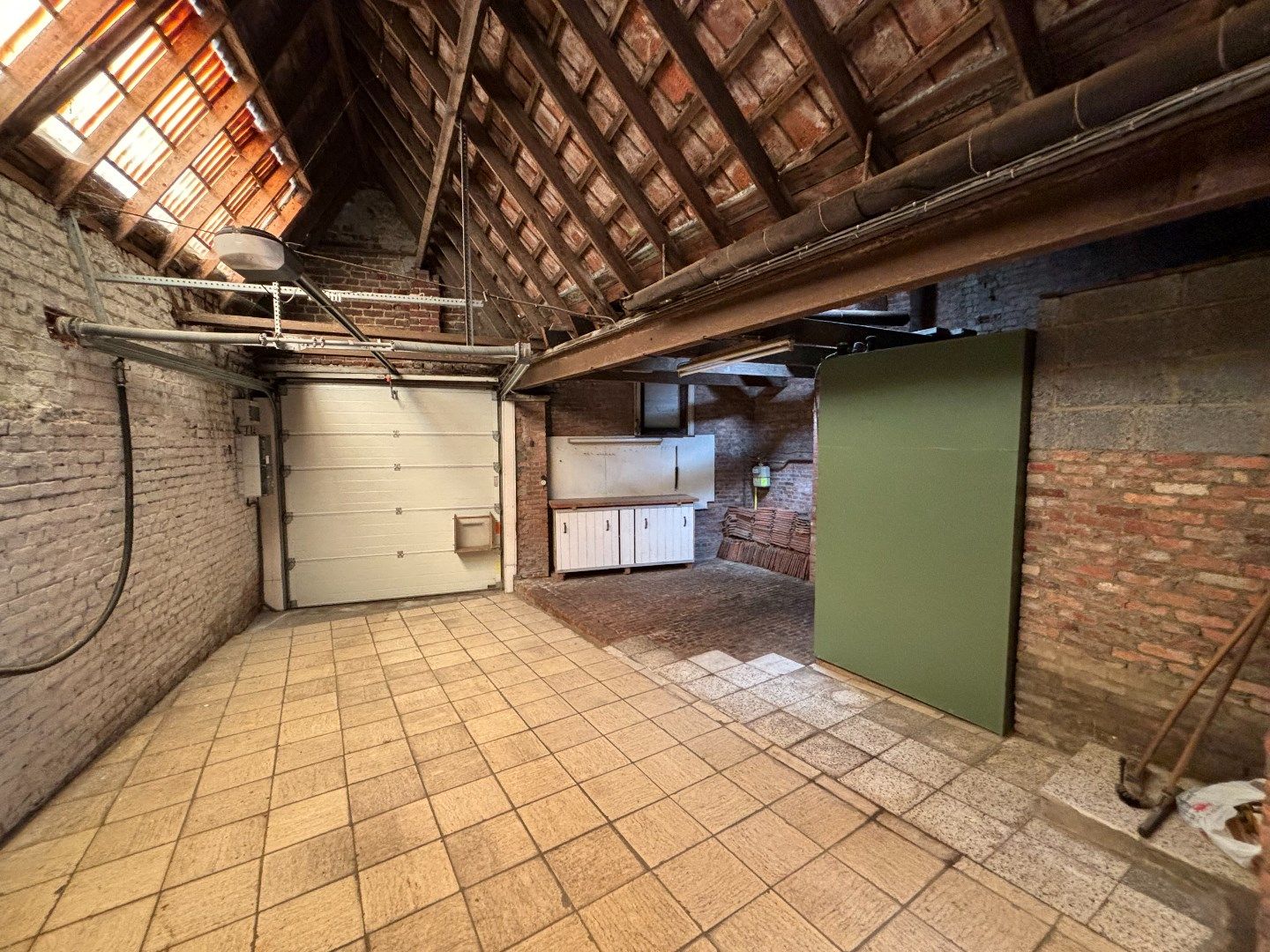 Te renoveren woning met 5SLPKS en grote garage met automatische poort foto 16