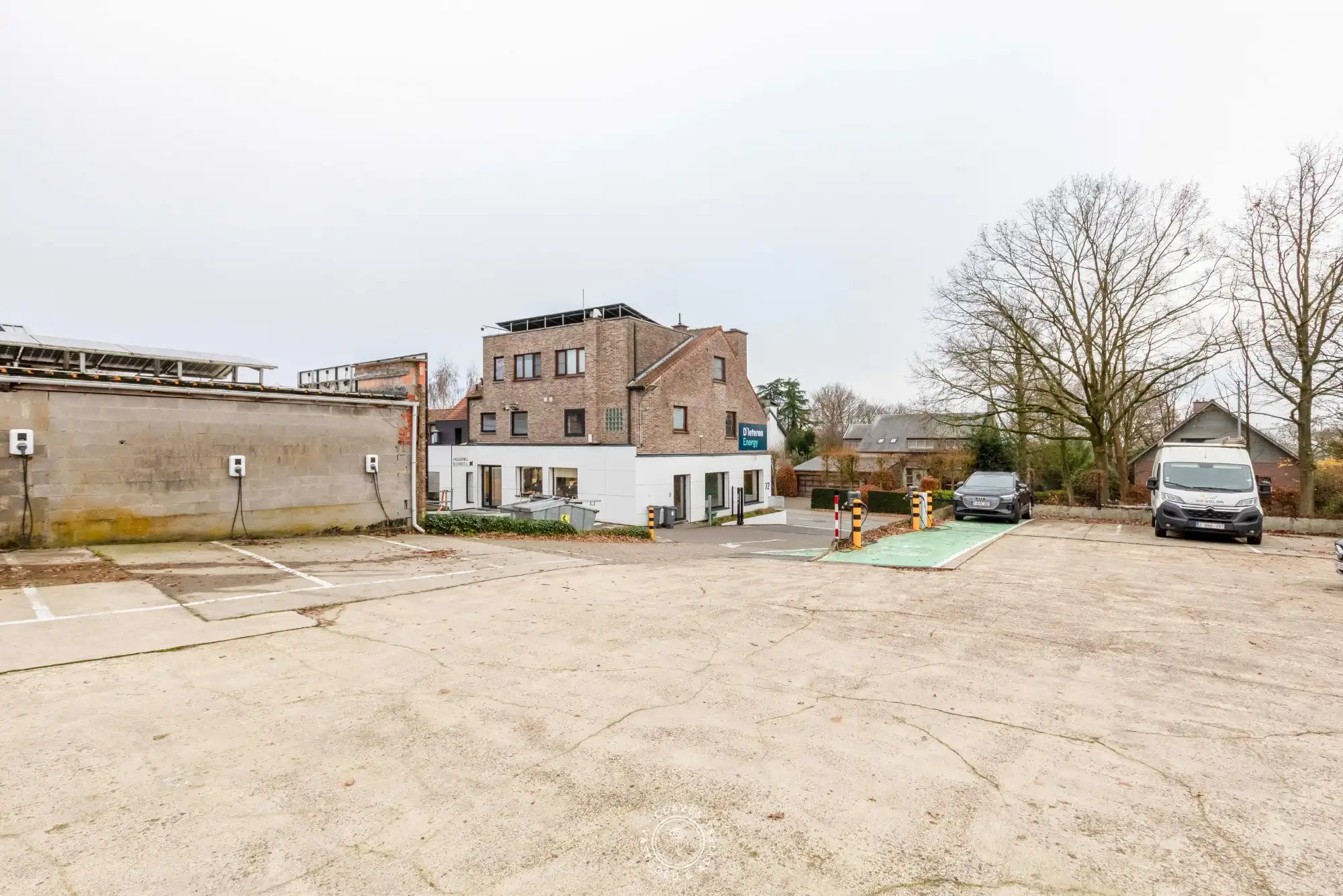 Multifunctioneel bedrijfsgebouw met magazijnen foto 30