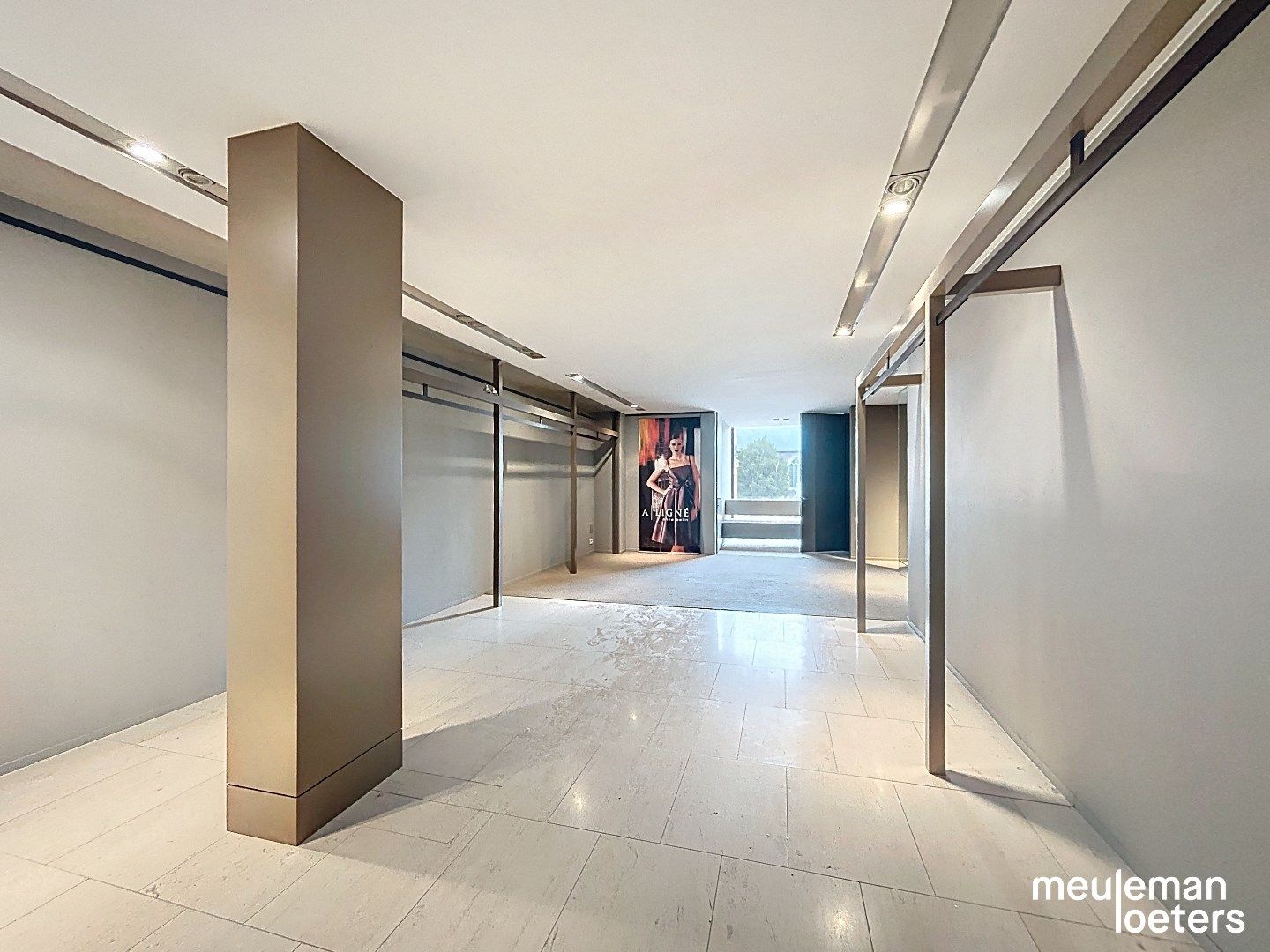 Unieke winkelruimte in het commercieel centrum foto 8