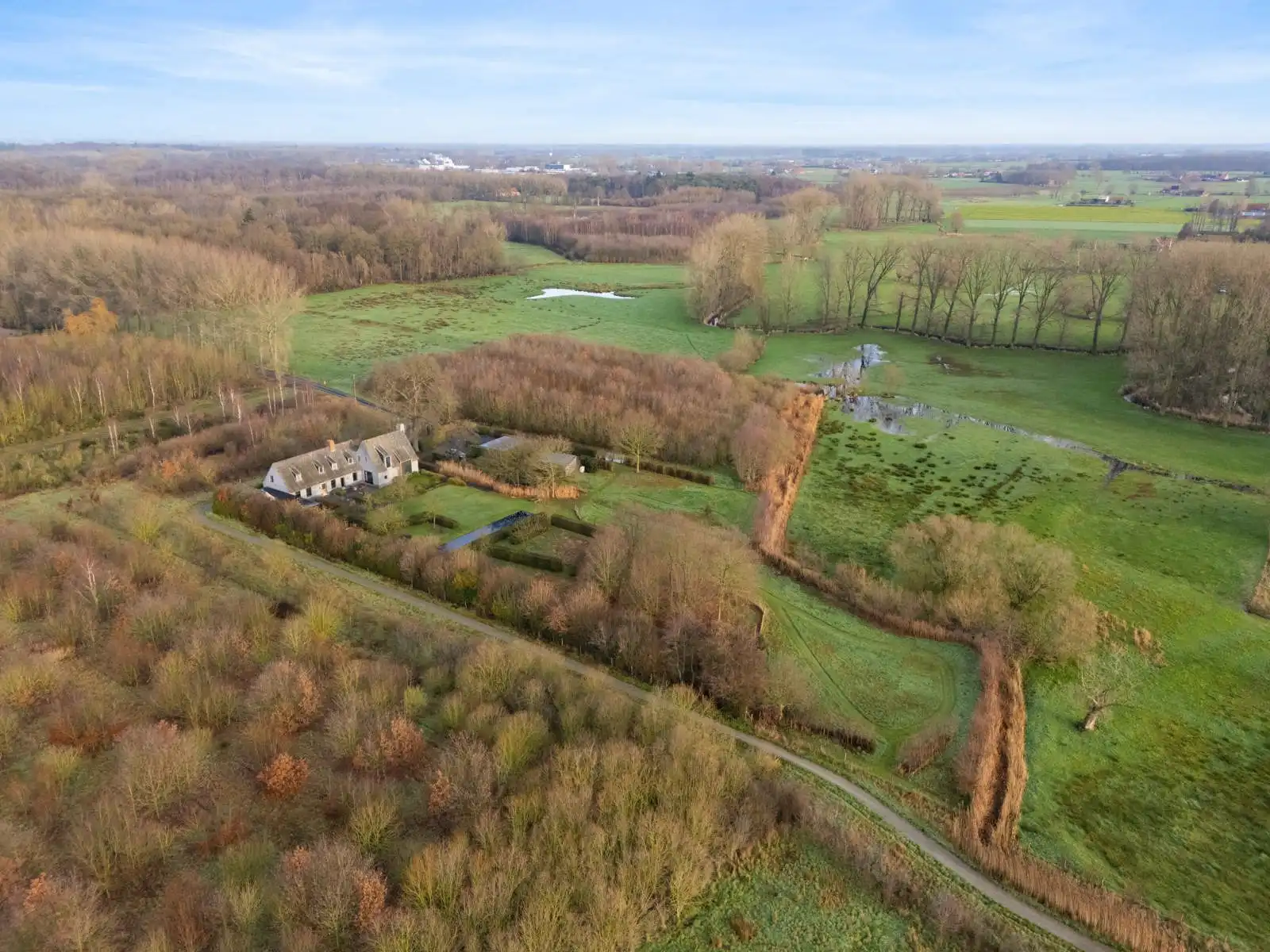 Prachtige thuis in totale discretie, tussen veld en bos... foto {{pictureIndex}}