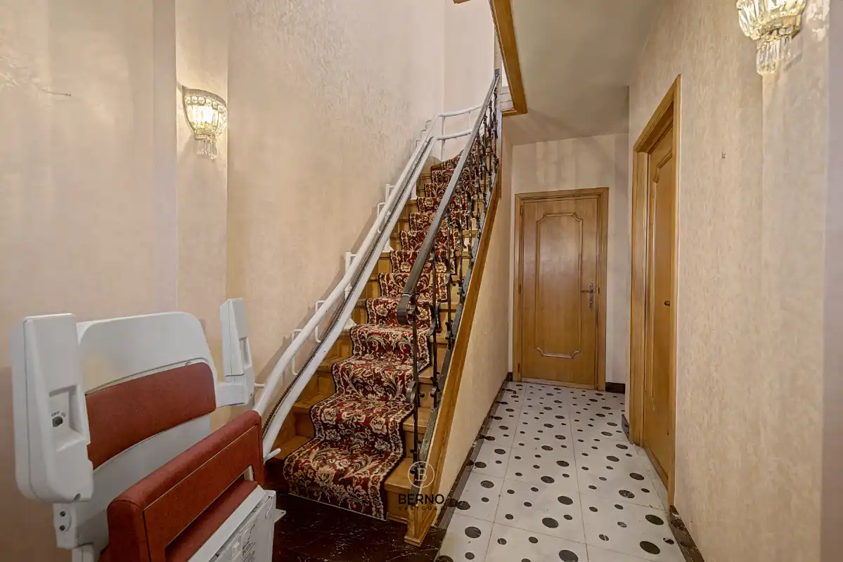 Halfopen bebouwing met oprit en ruime, zonnige tuin. foto 4