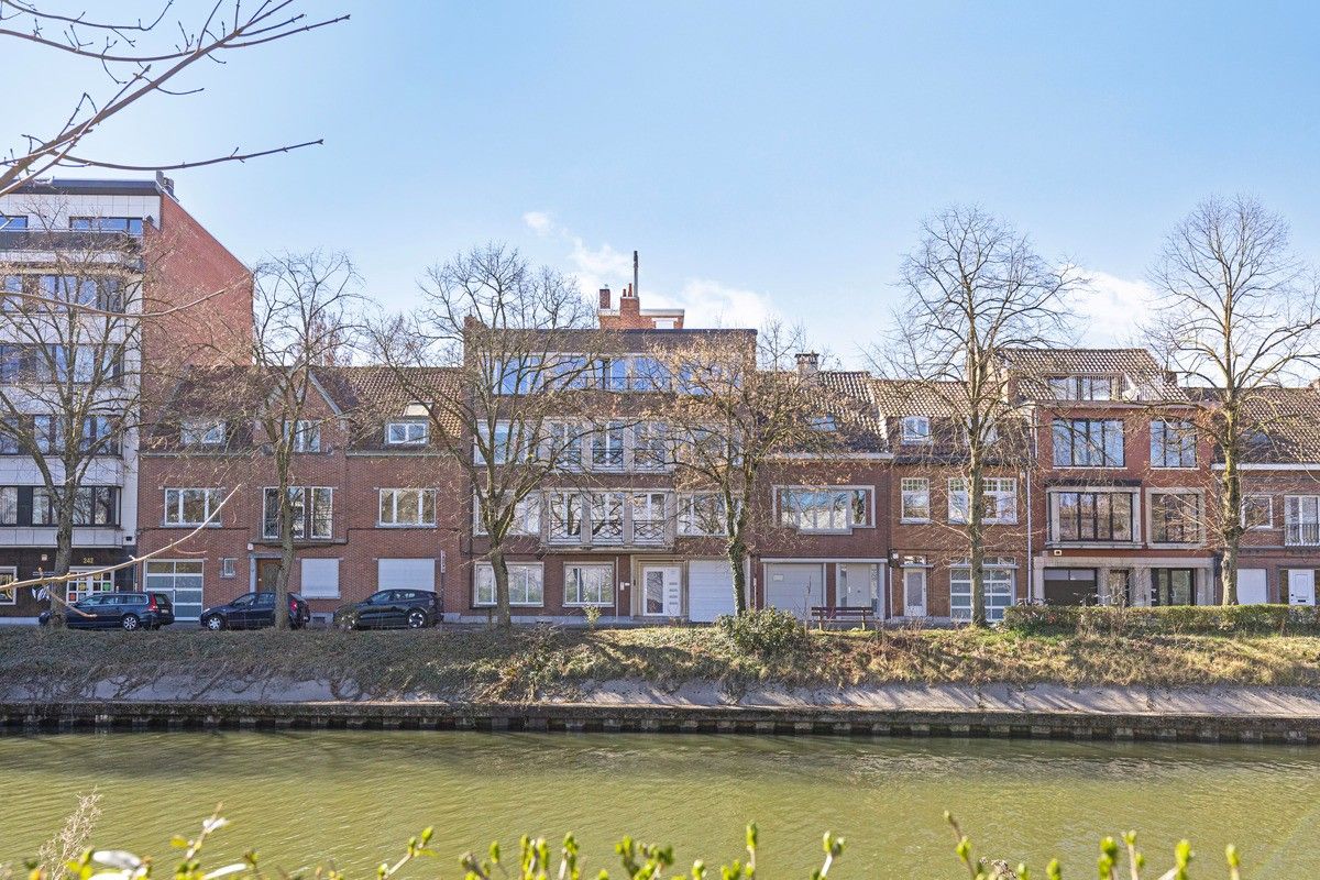 Hoofdfoto van de publicatie: Residentieel en lichtrijk appartement met garagebox en zicht op de Leie – Toplocatie nabij Sint-Pietersstation