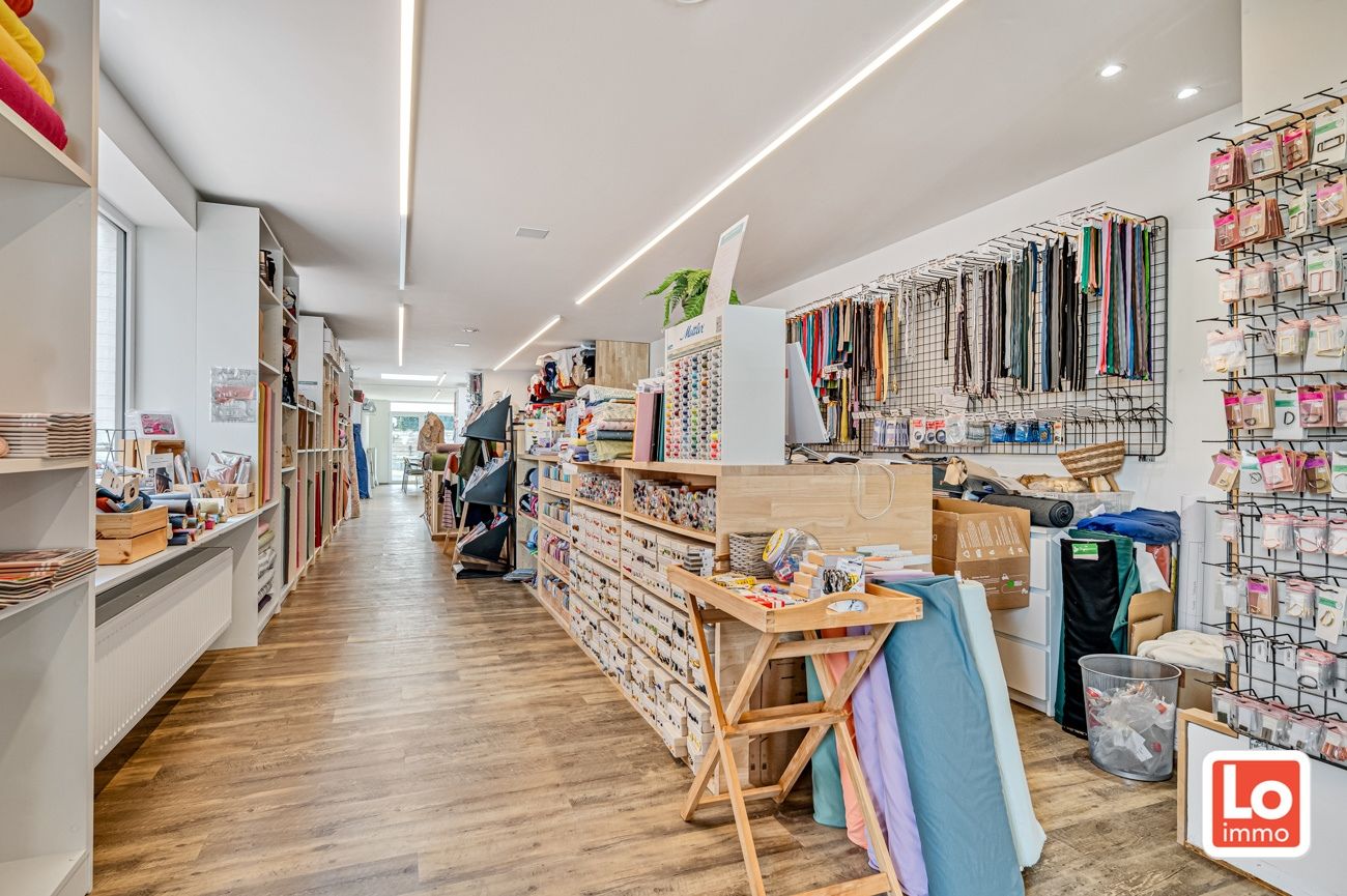 Winkelruimte (+/- 190 m²) met woonst op een heel commerciële ligging foto {{pictureIndex}}