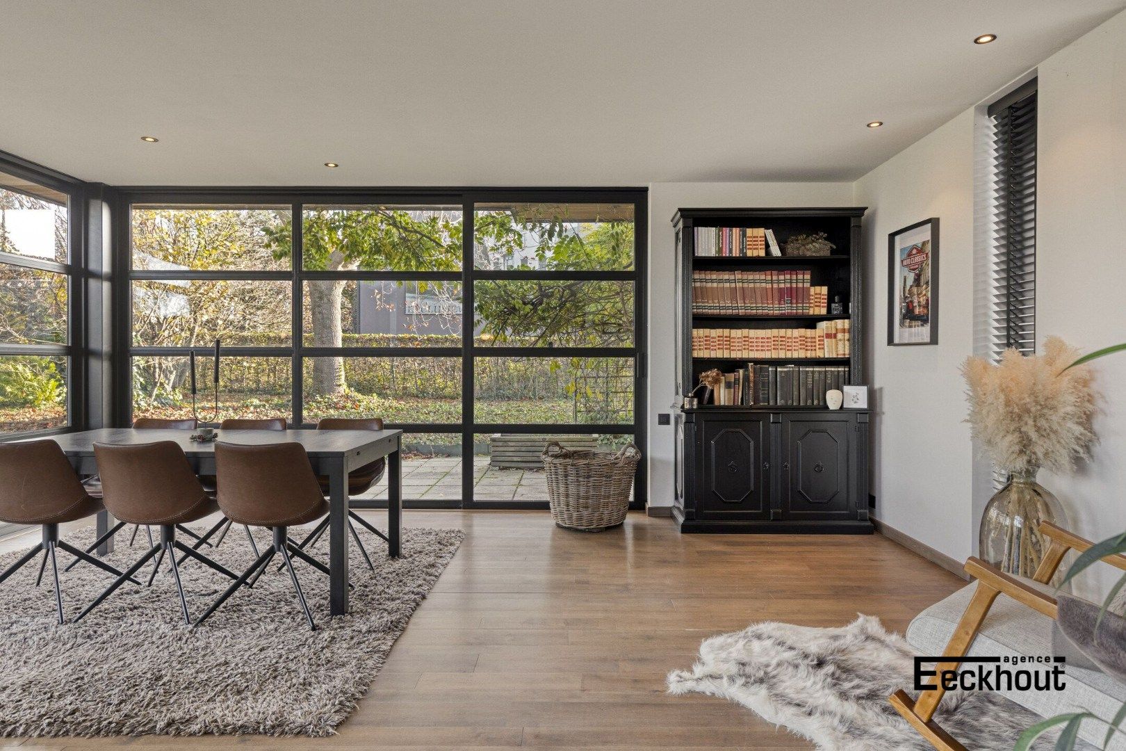 Ruime halfopen woning met prachtige aangelegde tuin en carport voor 2 wagens! foto 4