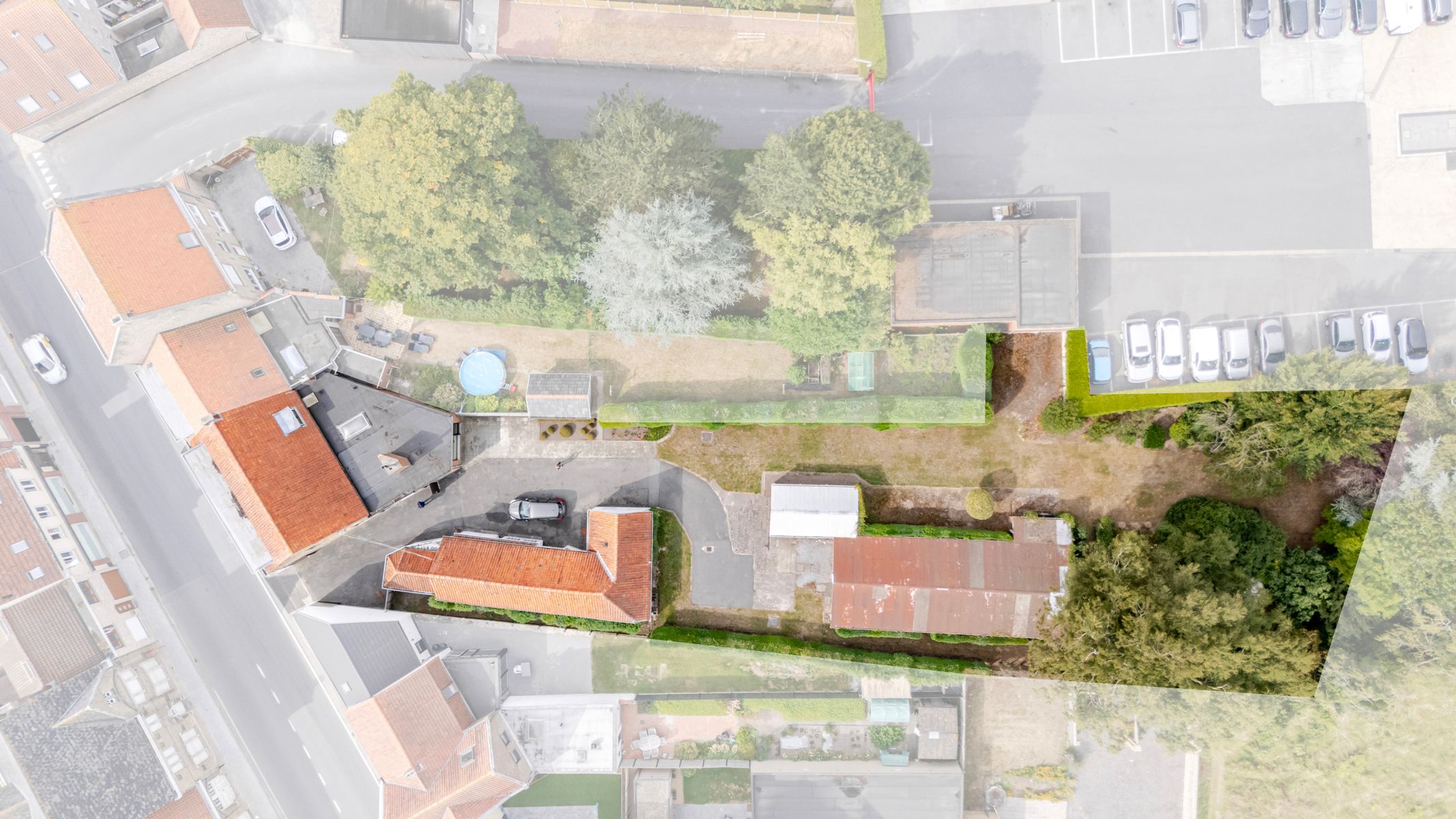 Ruime woning met meerdere bijgebouwen foto 3