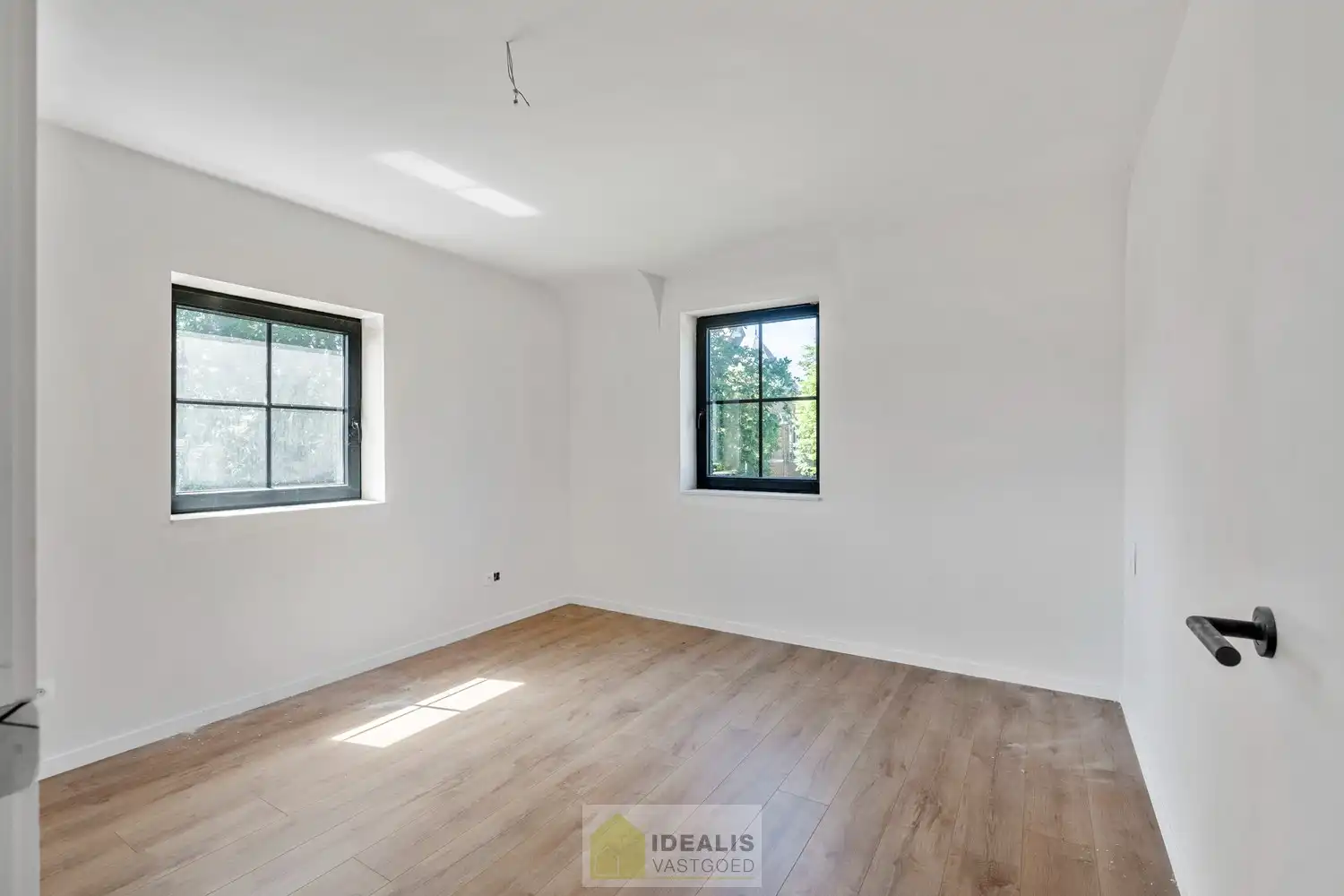 PRACHTIGE NIEUWBOUWWONING (GRONDAANDEEL €116.000,00 + 12% REGISTRATIERECHTEN EN CONSTRUCTIE € 277.000,00 + 21% BTW) MET EEN HEERLIJK LICHTRIJKE WOONKAMER MET OPEN KEUKEN MET AANSLUITEND BERGPLAATS, BUREEL, INPANDIGE GARAGE, 3 SLAAPKAMERS, EEN RUIME BADKAMER VOORZIEN VAN ALLE COMFORT! EEN HEERLIJK RUIM HUIS MET INPANDIGE GARAGE, EEN LEUKE TUIN, OP EEN GEGEERDE LOCATIE NABIJ HET CENTRUM VAN REPPEL! foto 24