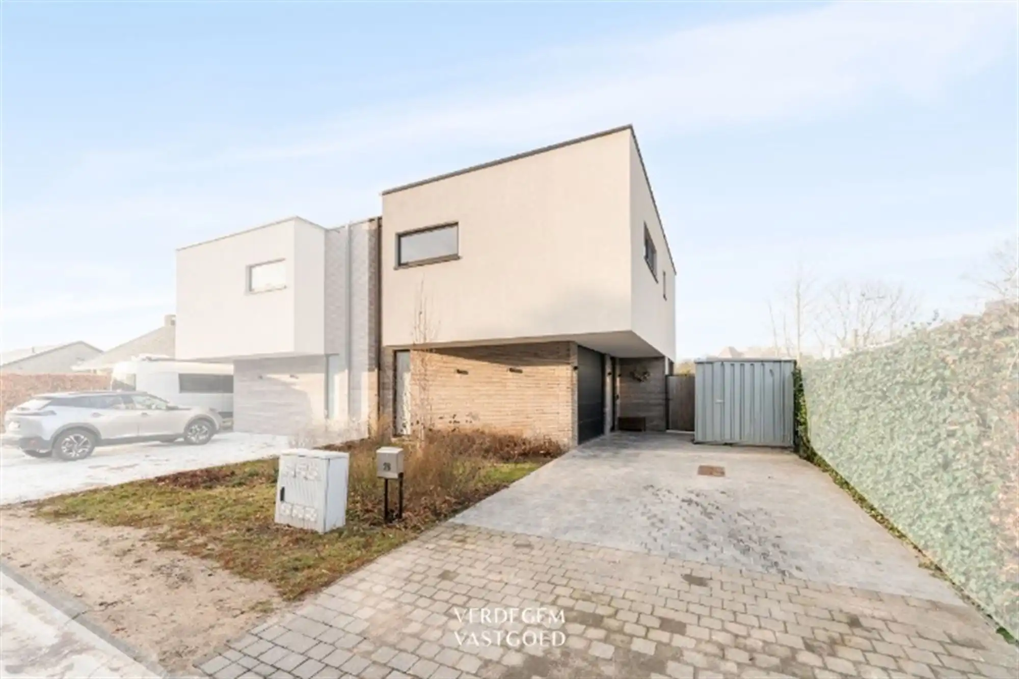 Knappe gezinswoning met 3 slaapkamers, tuin en inpandige garage op een topligging foto {{pictureIndex}}