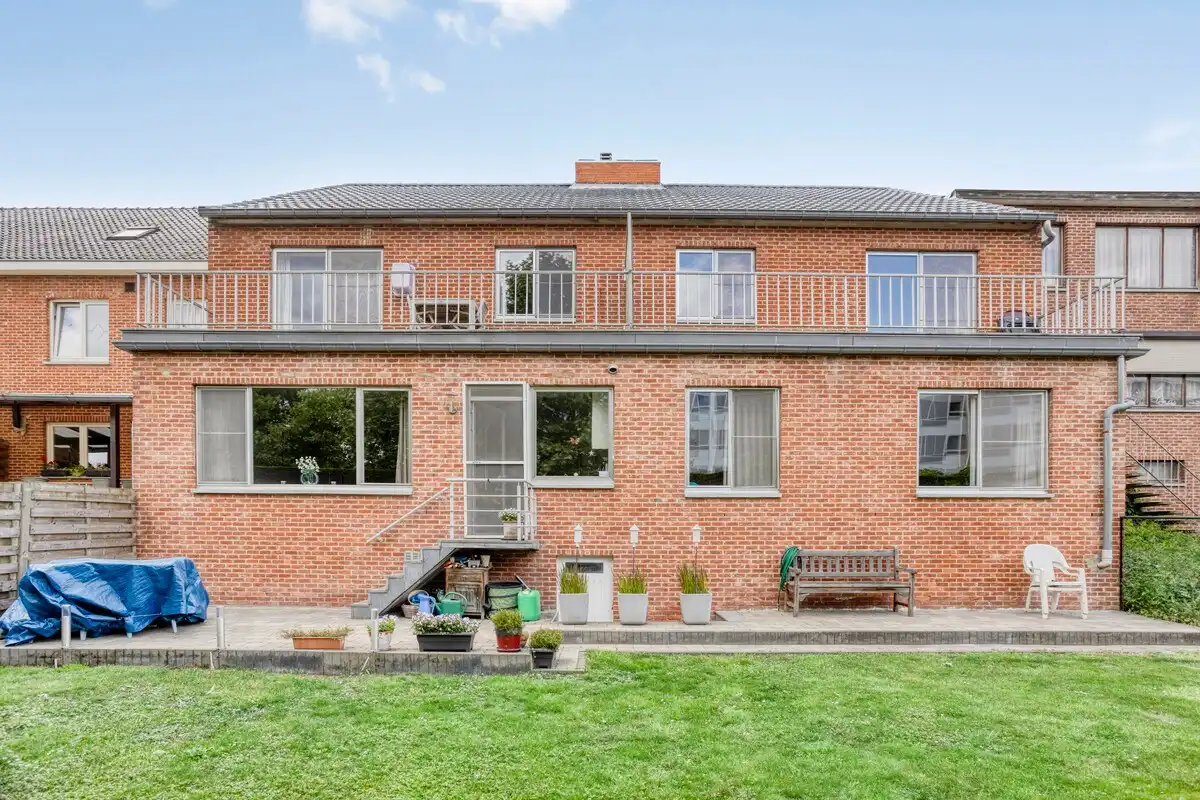 Opbrengsteigendom met 3 appartementen, garages en tuin foto 12