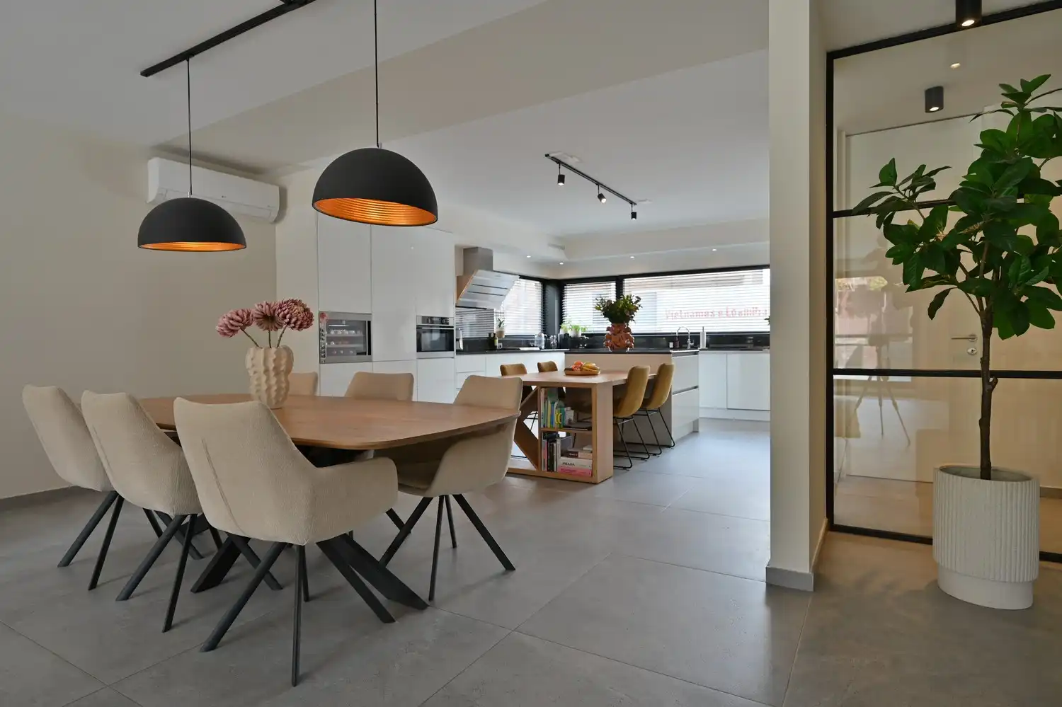 Exclusief wonen in alle rust, op wandelafstand van de Maas, met 3 slaapkamers, zonnig terras en een uitstekende ligging nabij Maastricht foto 6