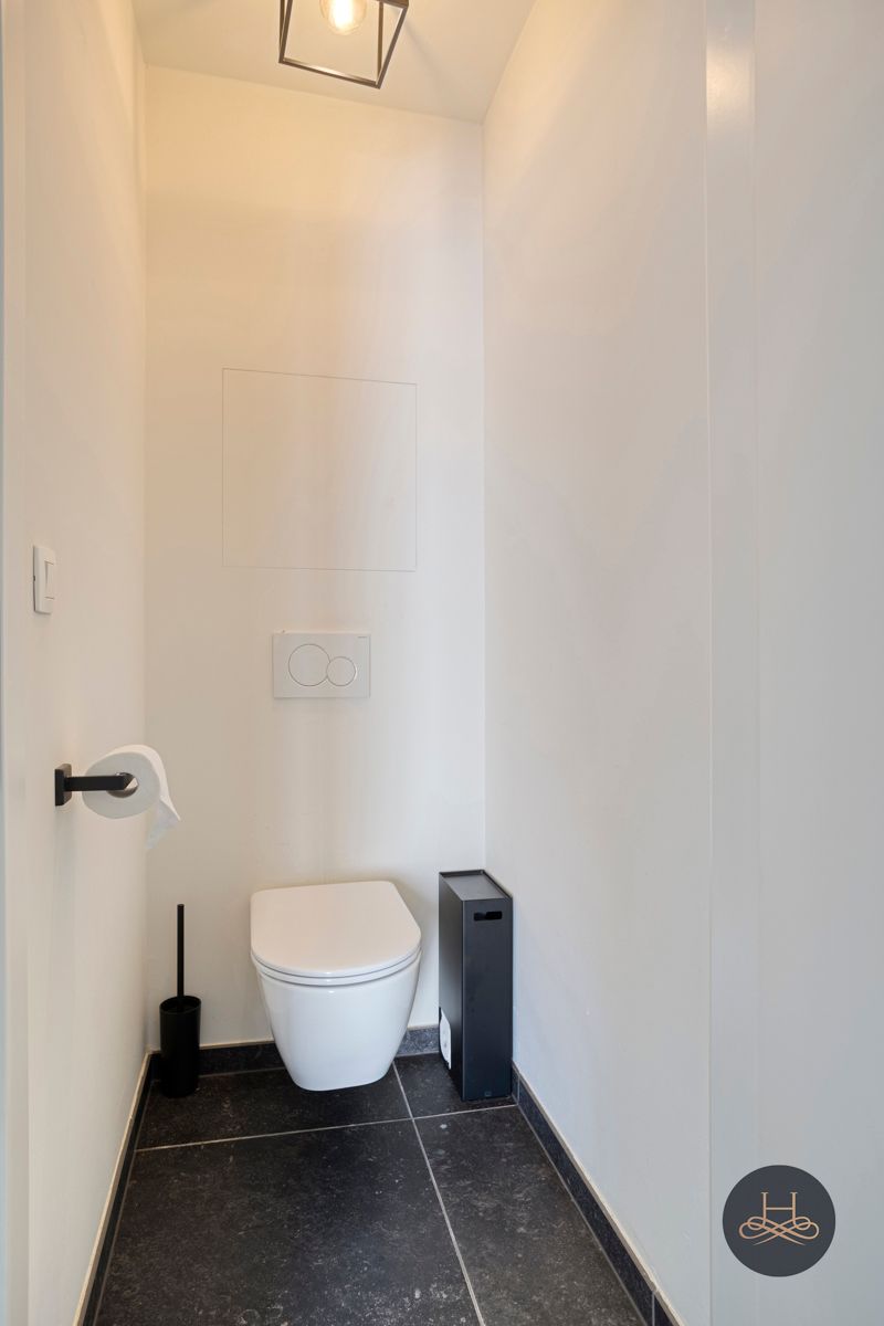 Recente moderne halfopen woning met zicht op groen foto 20