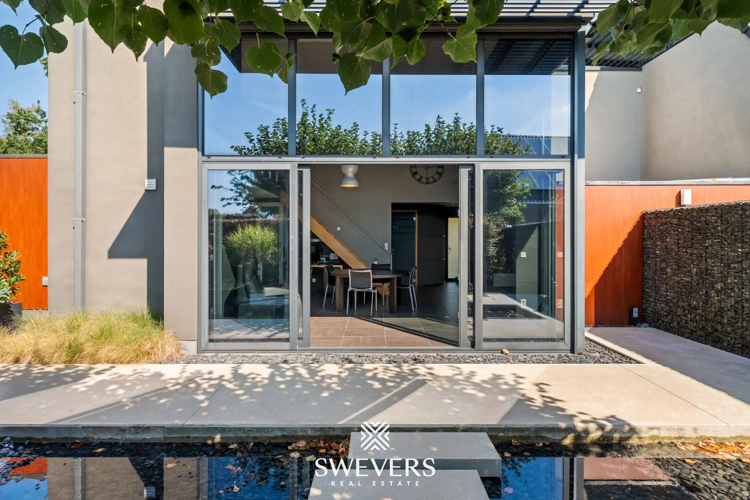Instapklare woning met prachtig aangelegde tuin en overdekt terras foto 3