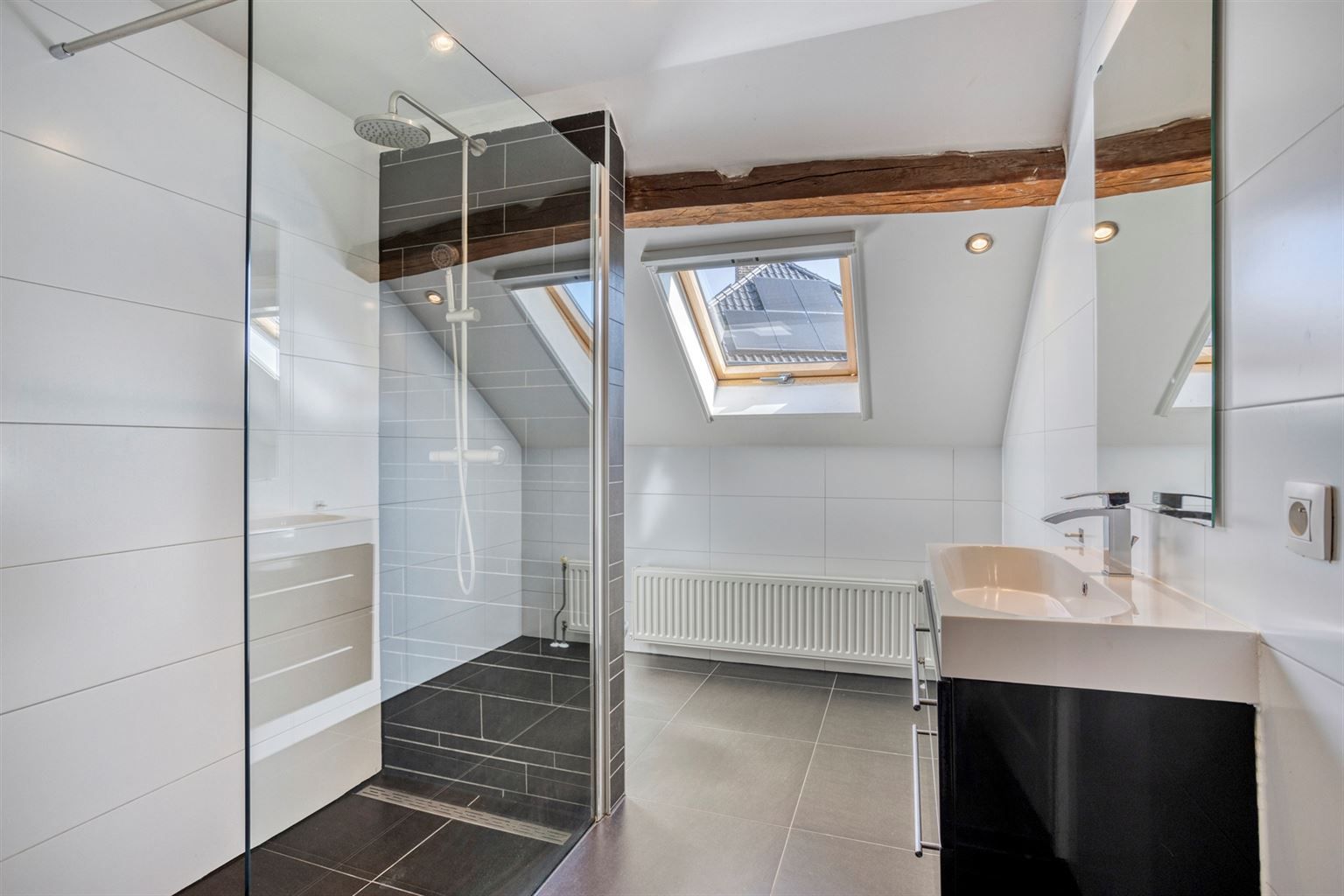 Prachtige, gerenoveerde hoevewoning op 4a9ca, voorzien van 4 slaapkamers, inpandige garage en omheinde tuin op een toplocatie in Kessenich. foto 25