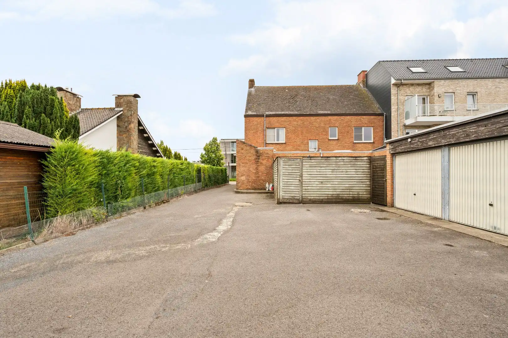 Opbrengsteigendom bestaande uit 2 ruime woningen, 3 garage en grond. foto 5