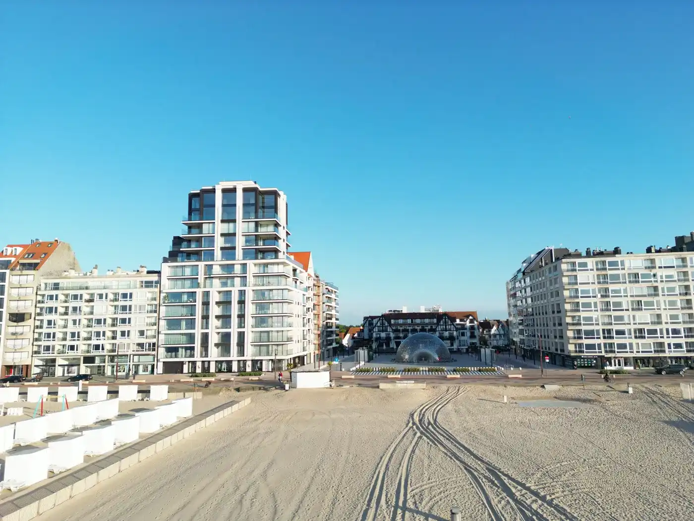 Matuvu - goed gelegen garagebox onder het Albertplein foto {{pictureIndex}}