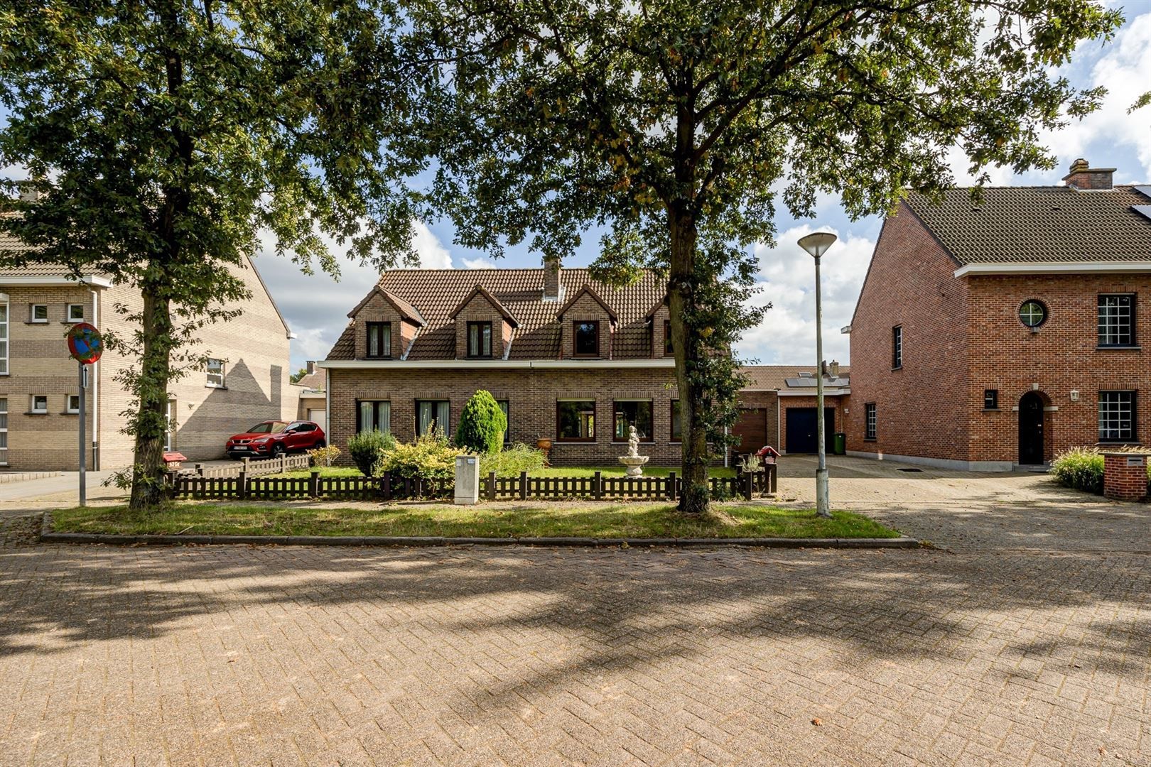 Charmante half open bebouwing met garage en tuin foto 19