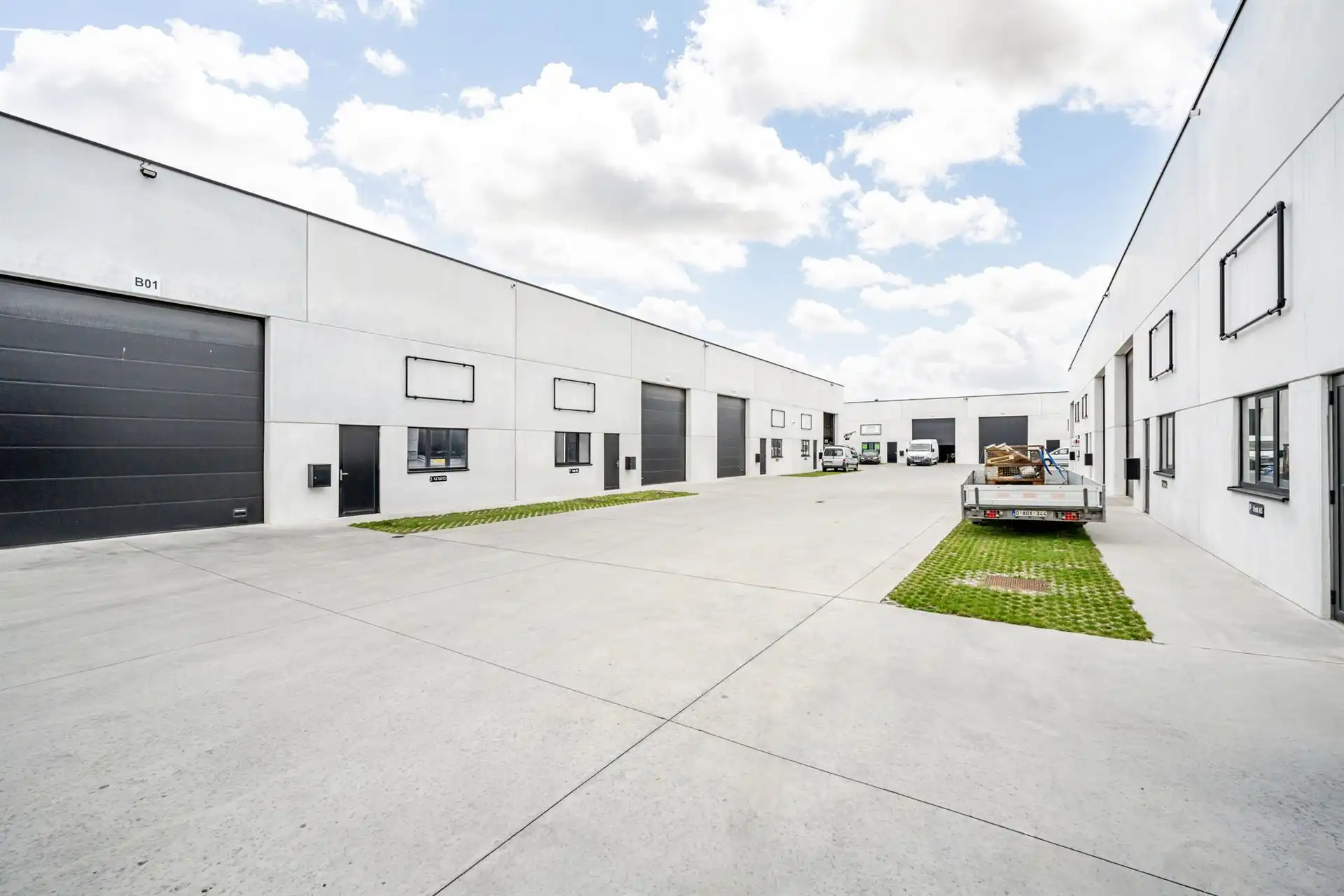 Topgelegen nieuwbouw KMO units van 220-225m² foto {{pictureIndex}}