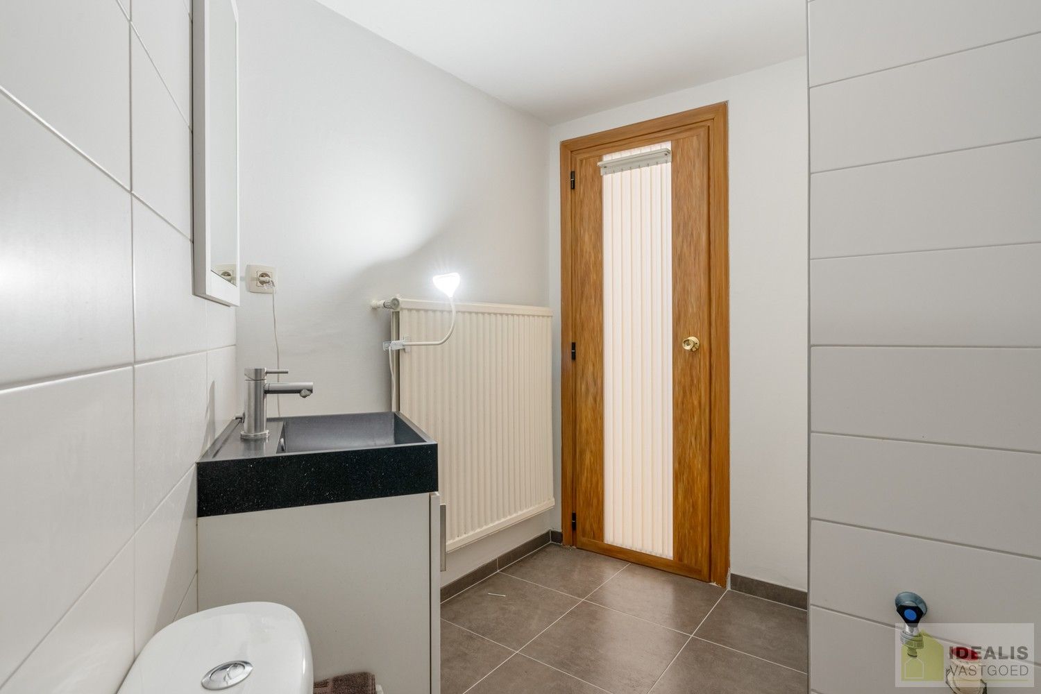 IDEALIS VASTGOED - APPARTEMENT PAL IN  HET CENTRUM VAN HAMONT! Dit appartement omvat 60m² netto bewoonbare oppervlakte en is voorzien van een lichtrijke woonkamer met aansluitend een uitgeruste keuken, nachthal, badkamer, slaapkamer en berging!! Zeer geschikt voor kandidaten op zoek naar een instapklaar appartement in het stadscentrum van Hamont! foto 13