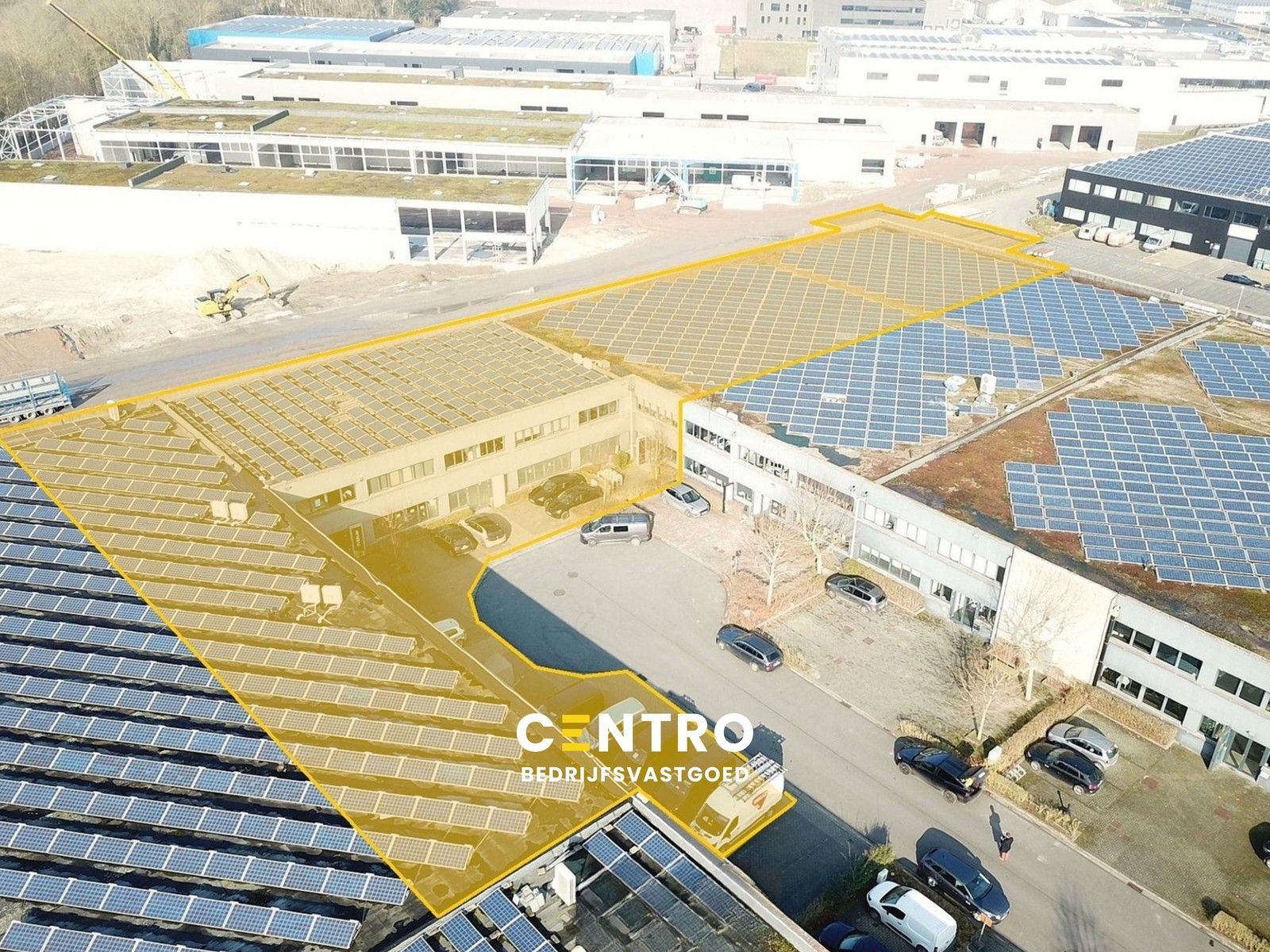 Instapklaar BEDRIJFSPAND bestaande uit MAGAZIJN (2.685m²) met 2 LAADKADEN en instapklare KANTOREN (2 x 703m² of 1.406m²) op industriezone "Herdersbrug" te Brugge foto {{pictureIndex}}