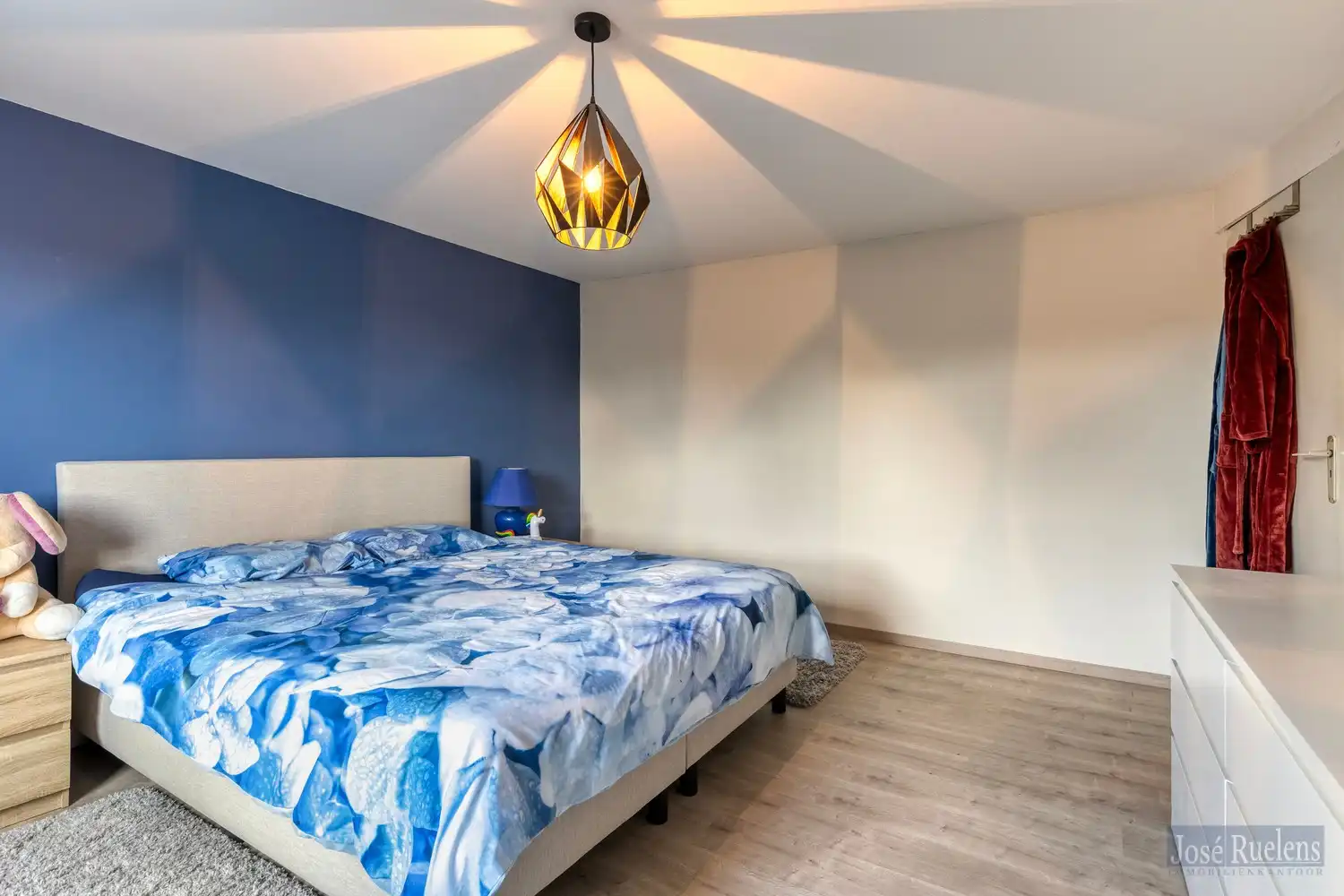 Goede gelegen gezinswoning met zij-ingang en grote tuin. foto 18