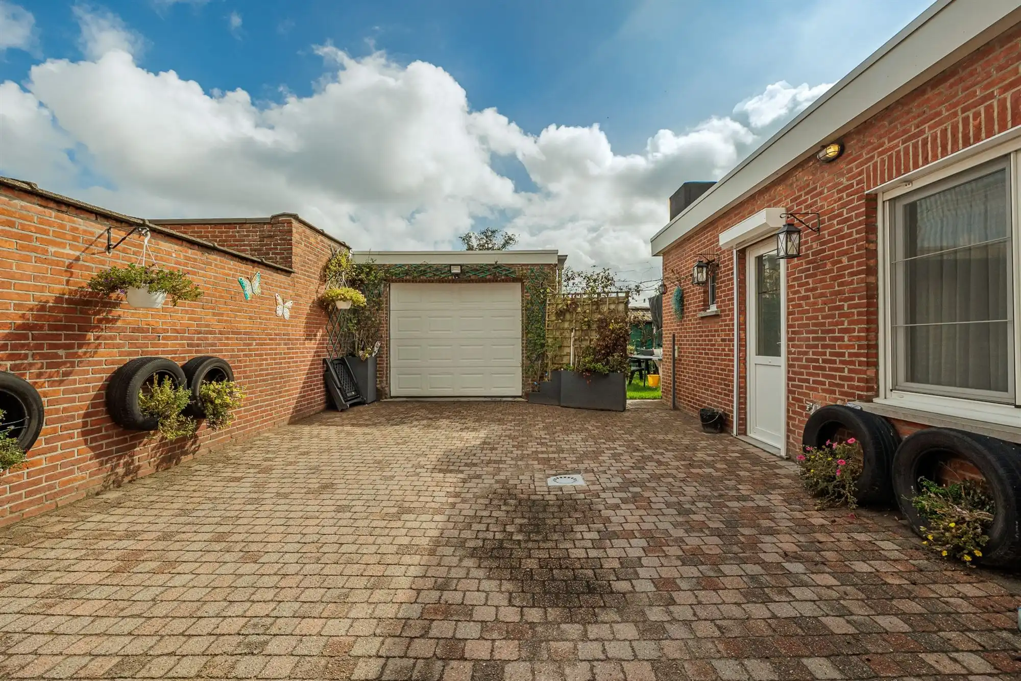Degelijke halve losbouw met 4 slpks, (voor)tuin en garage foto 25