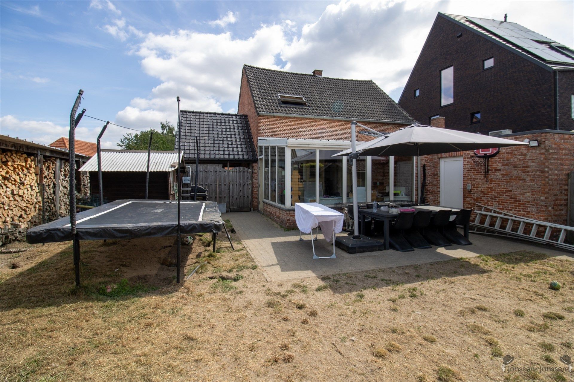 Gerenoveerde instapklare woning met 4 slaapkamers foto 2