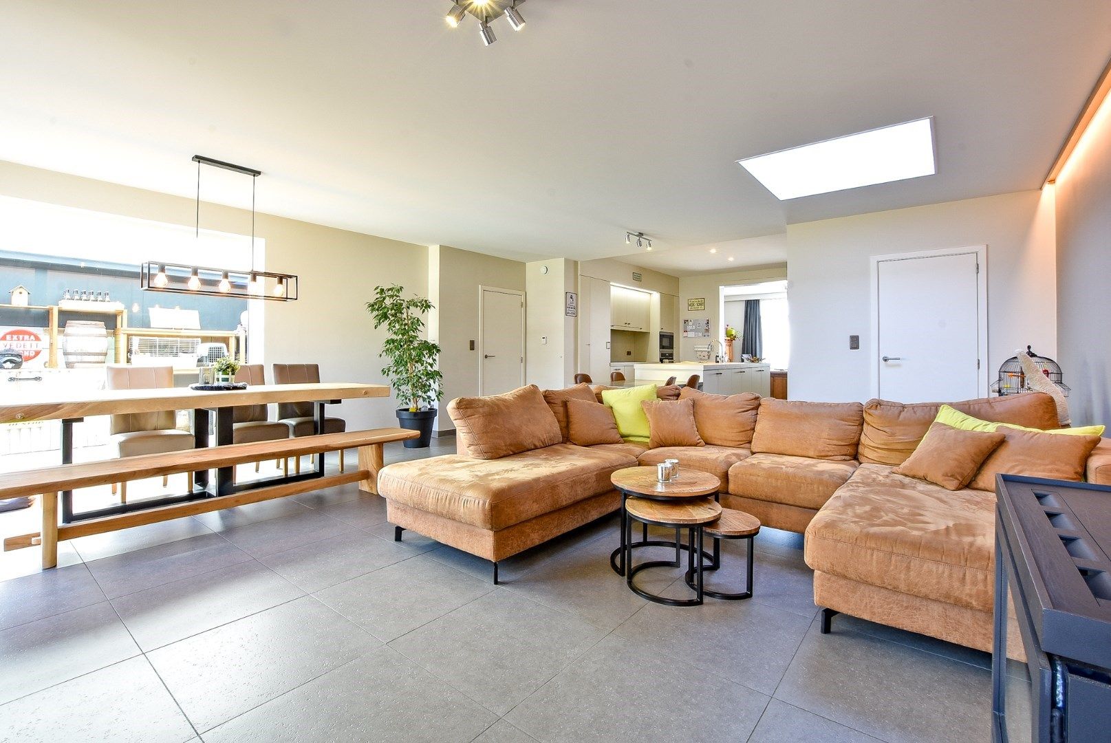Stijlvol gerenoveerde woning met 4/5 slaapkamers en 2 garages te Diksmuide! foto 3
