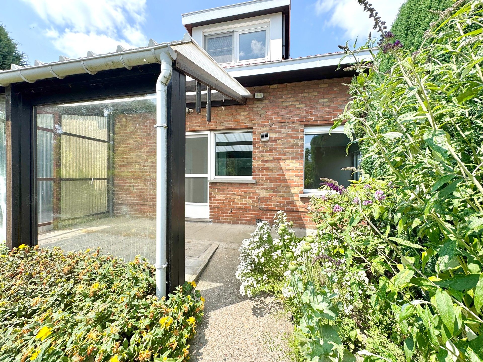 RUIME VRIJSTAANDE  WONING MET GROTE TUIN foto 5
