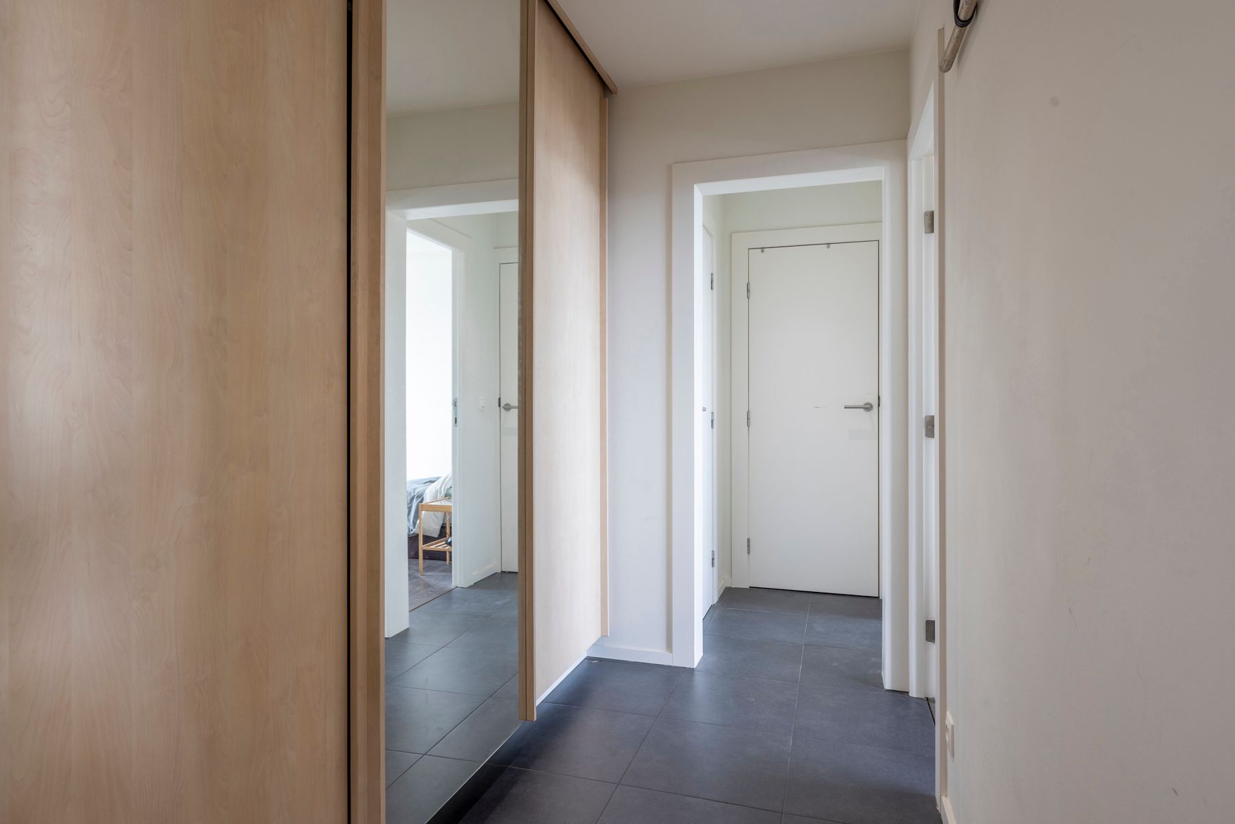 Vernieuwd appartement met 2 slaapkamers en terras foto 8