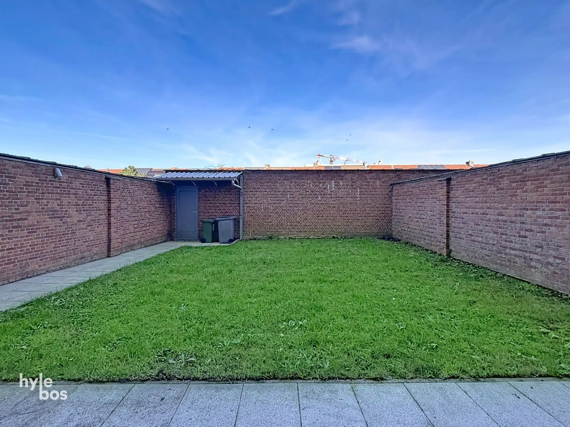 Centraal gelegen, zeer ruim drie slaapkamer appartement met stadstuin en garage foto 14