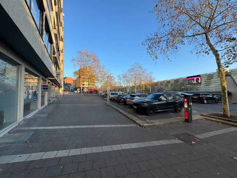 Handelspand tegenover Shopping1 foto 2