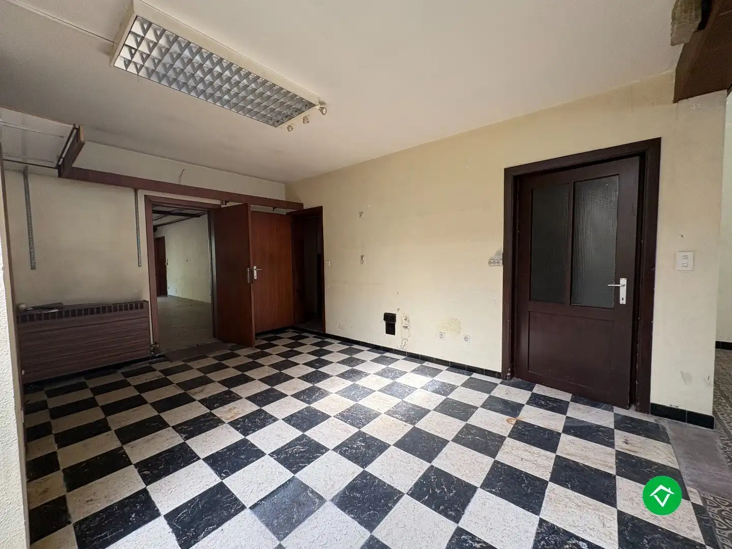 Voormalig handelspand met woonst – totaal te renoveren of te slopen tot projectgrond in centrum Koekelare foto 4