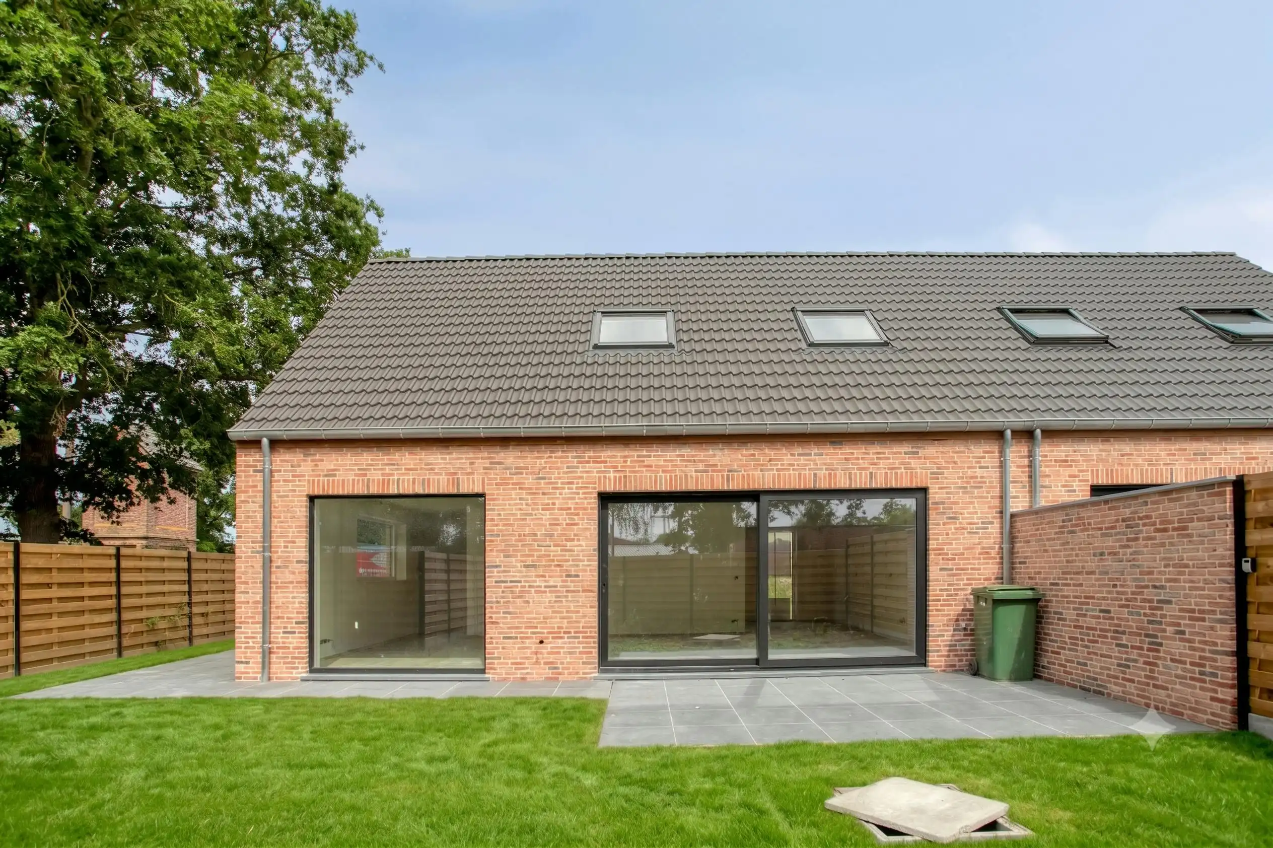 Halfopen nieuwbouwwoning te koop met 3 kamers, oprit en tuin foto 2
