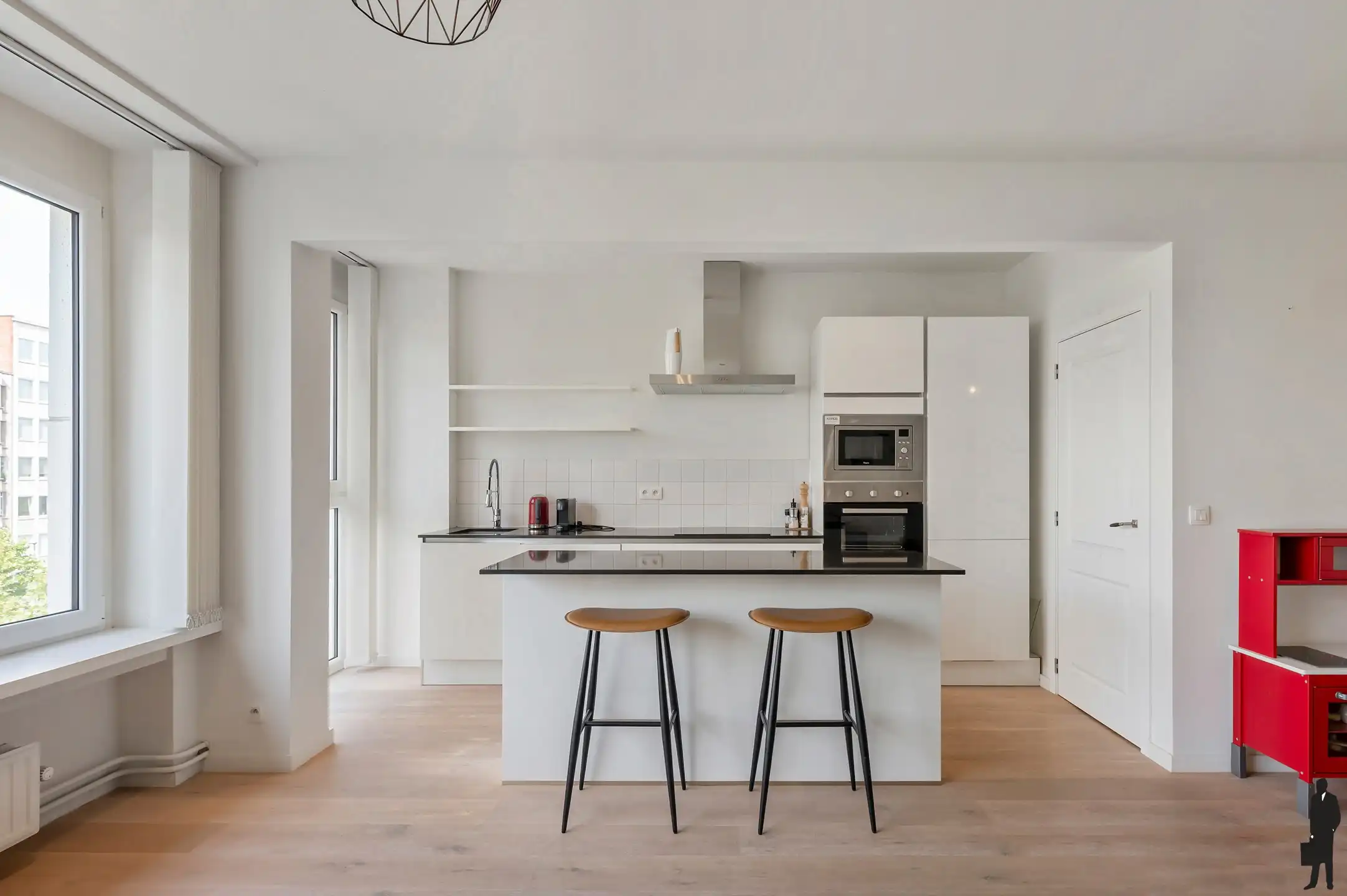 Instapklaar en prachtig gerenoveerd appartement met 2 slaapkamers en terras foto 3