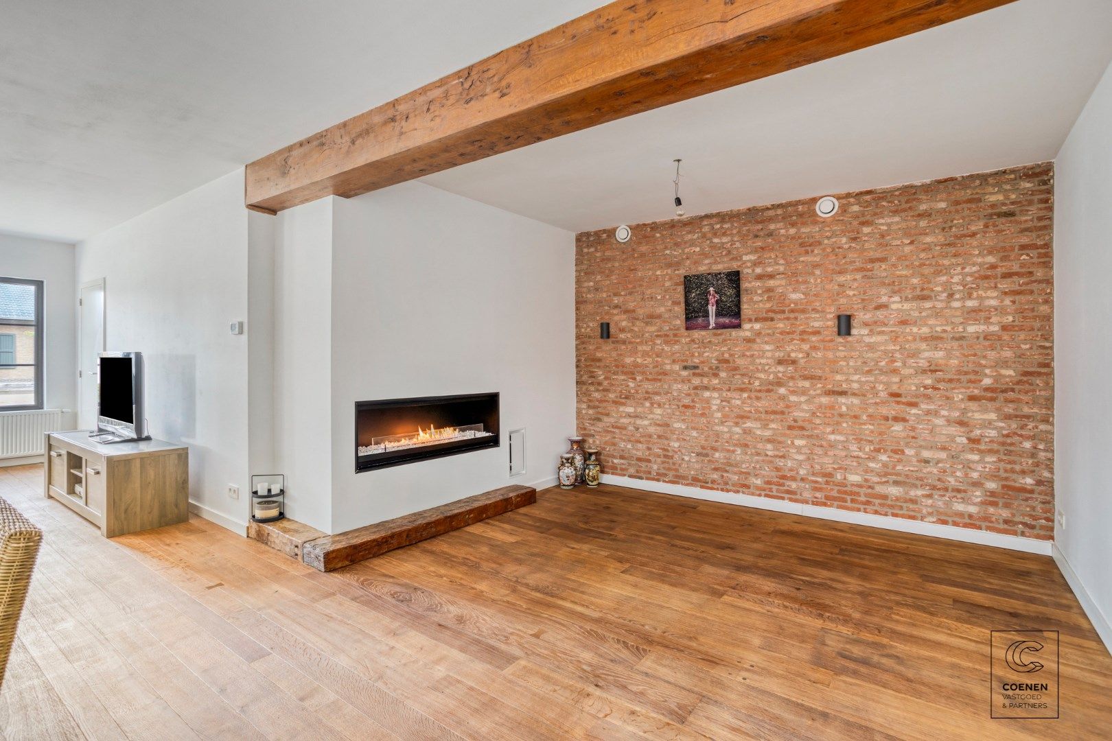Prachtig, volledig gerenoveerde villa van 351 m² en 6 slaapkamers op een uiterst rustige locatie! foto 8