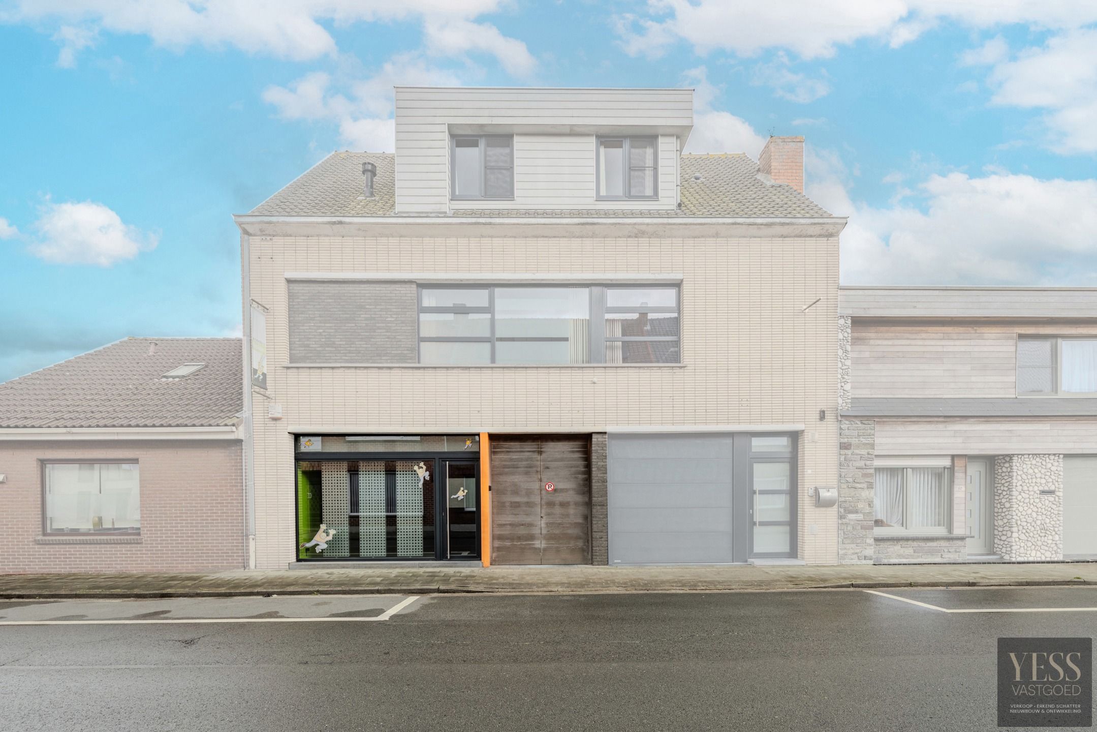 Atelier/magazijn 475m2 met winkelruimte, bureau te Oudenburg foto {{pictureIndex}}