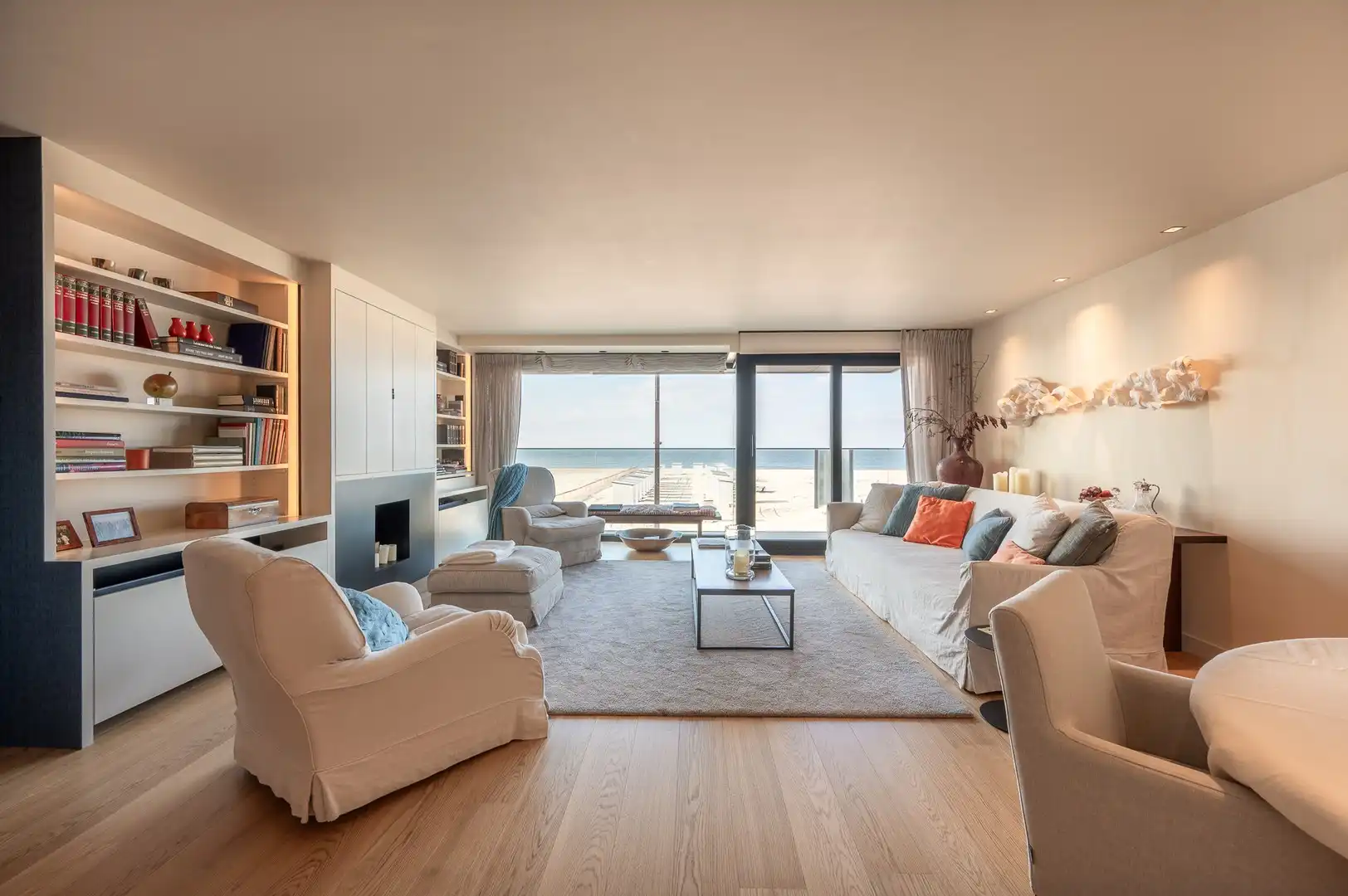 Prachtig appartement met frontaal zeezicht gelegen in hartje het Zoute met 6 meter gevelbreedte. foto 2