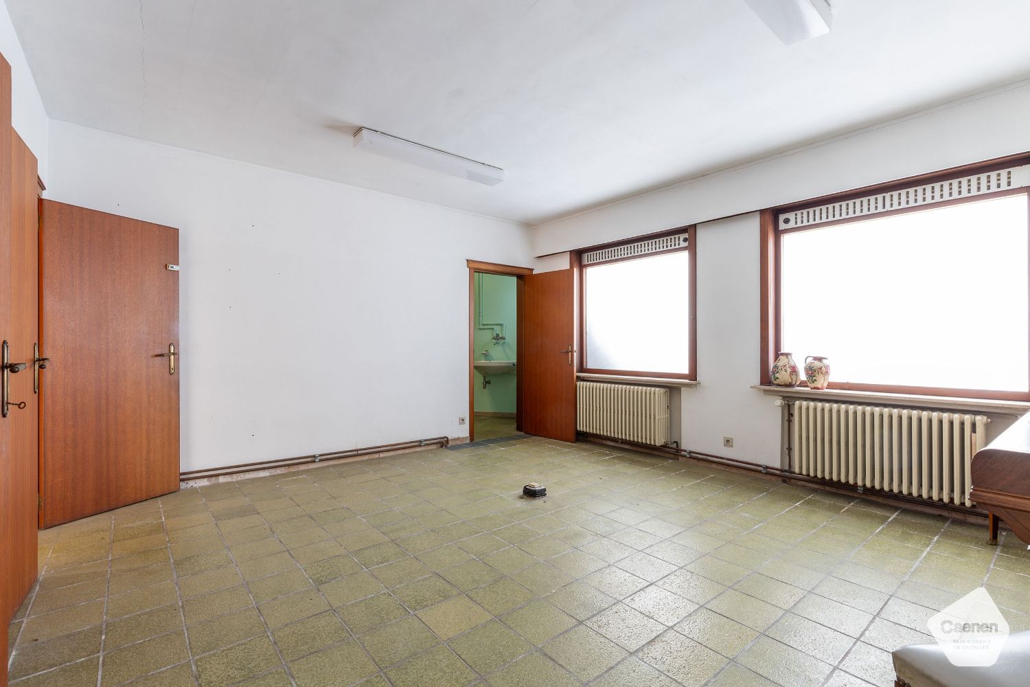 Wonen en werken in het hart van Ruddervoorde ! Deze woonst omvat 5 slaapkamers & 2 garages! foto 7